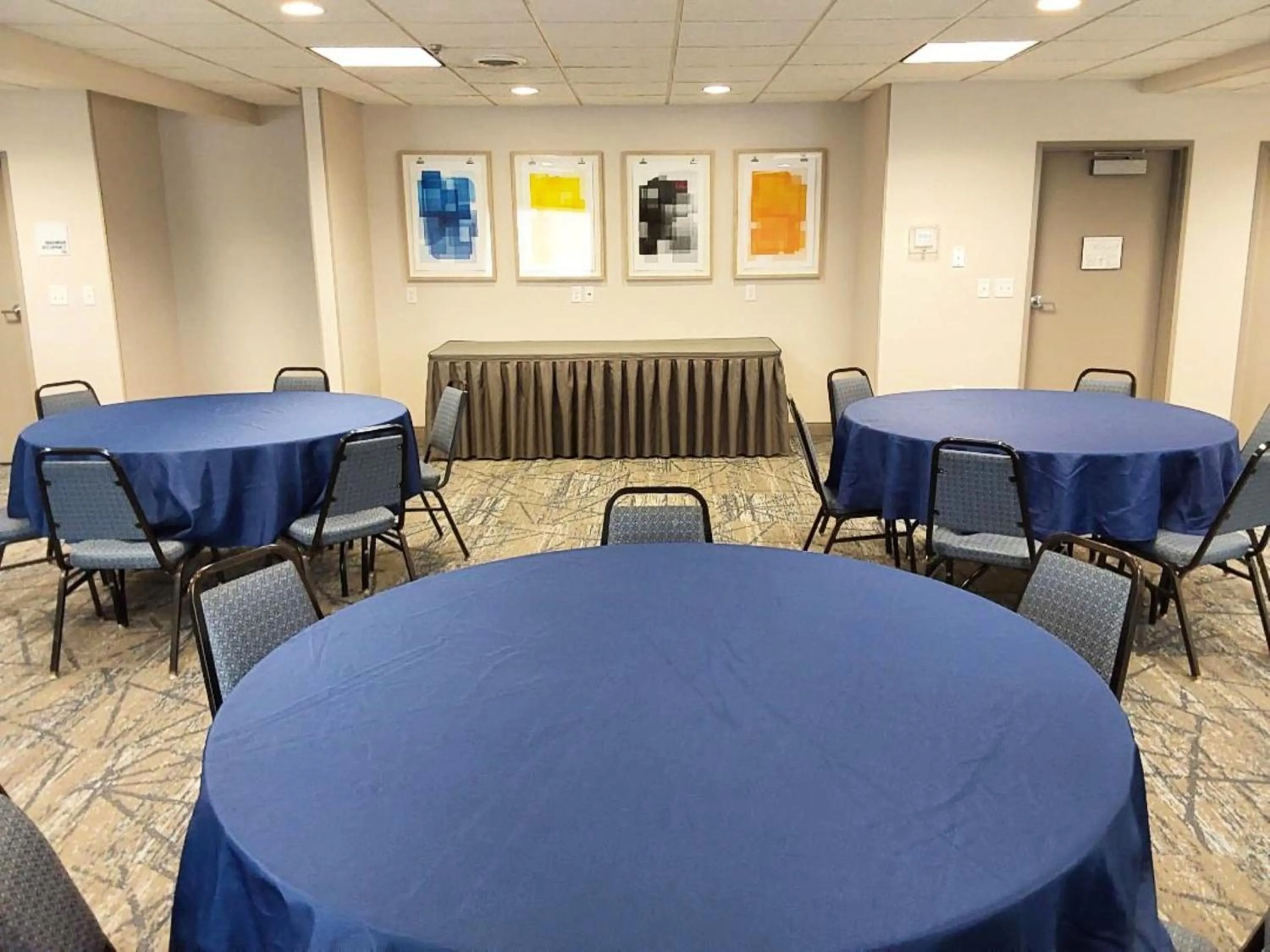 Meeting/conference room in Holiday Inn Express Hotel & Suites Antigo by IHG