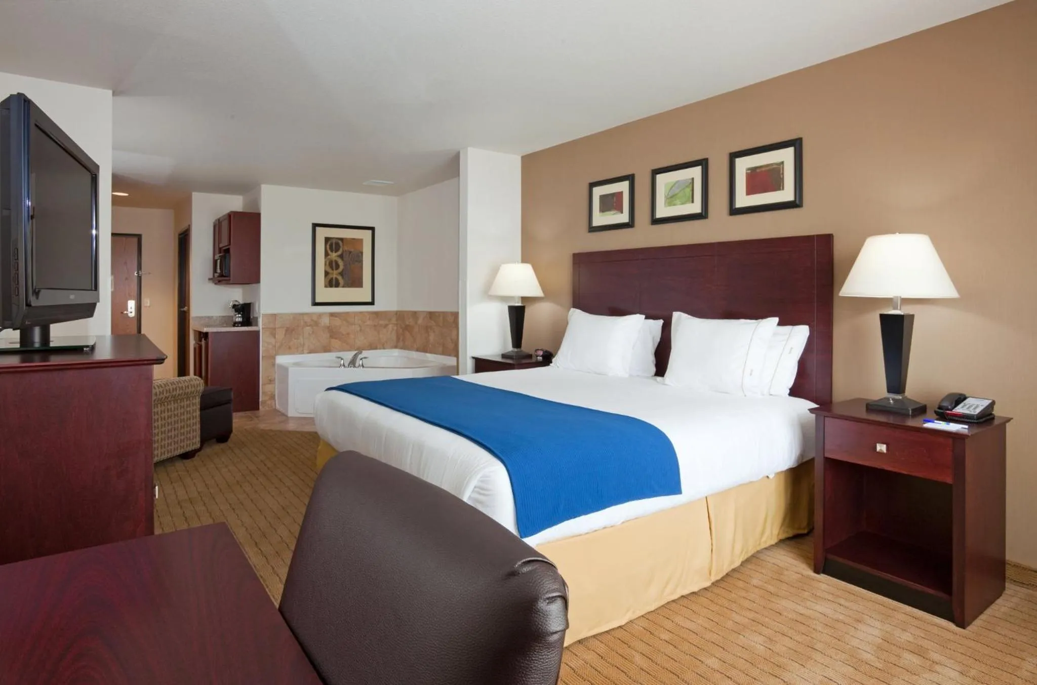 Photo of the whole room, Bed in Holiday Inn Express Hotel & Suites Antigo by IHG