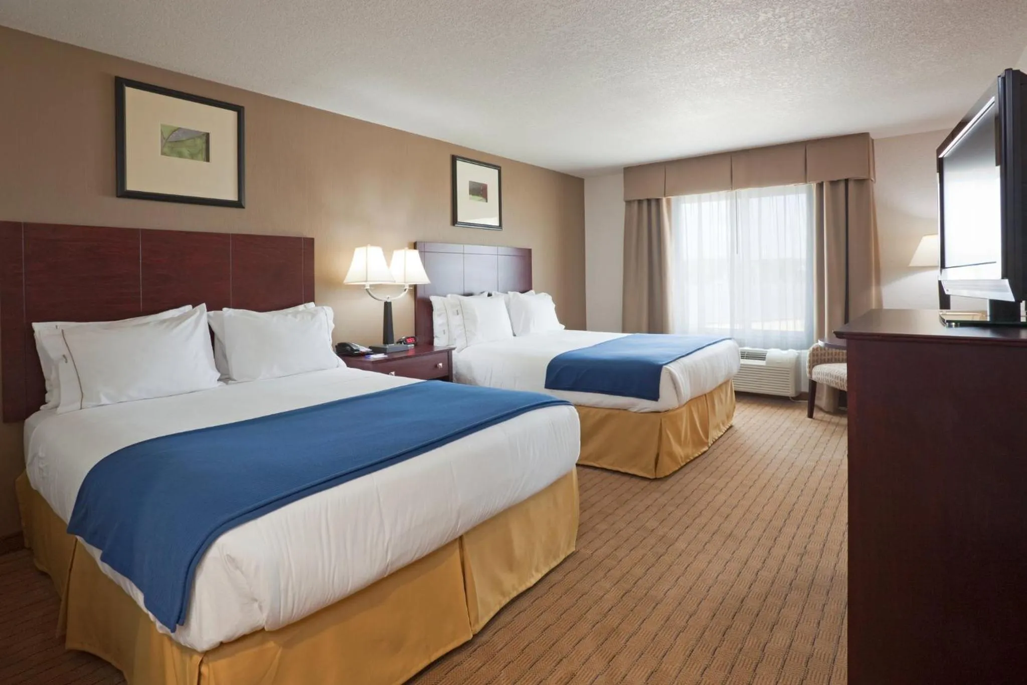 Photo of the whole room, Bed in Holiday Inn Express Hotel & Suites Antigo by IHG