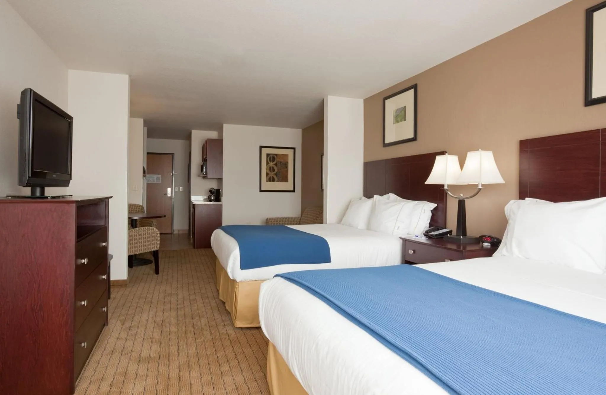 Photo of the whole room, Bed in Holiday Inn Express Hotel & Suites Antigo by IHG