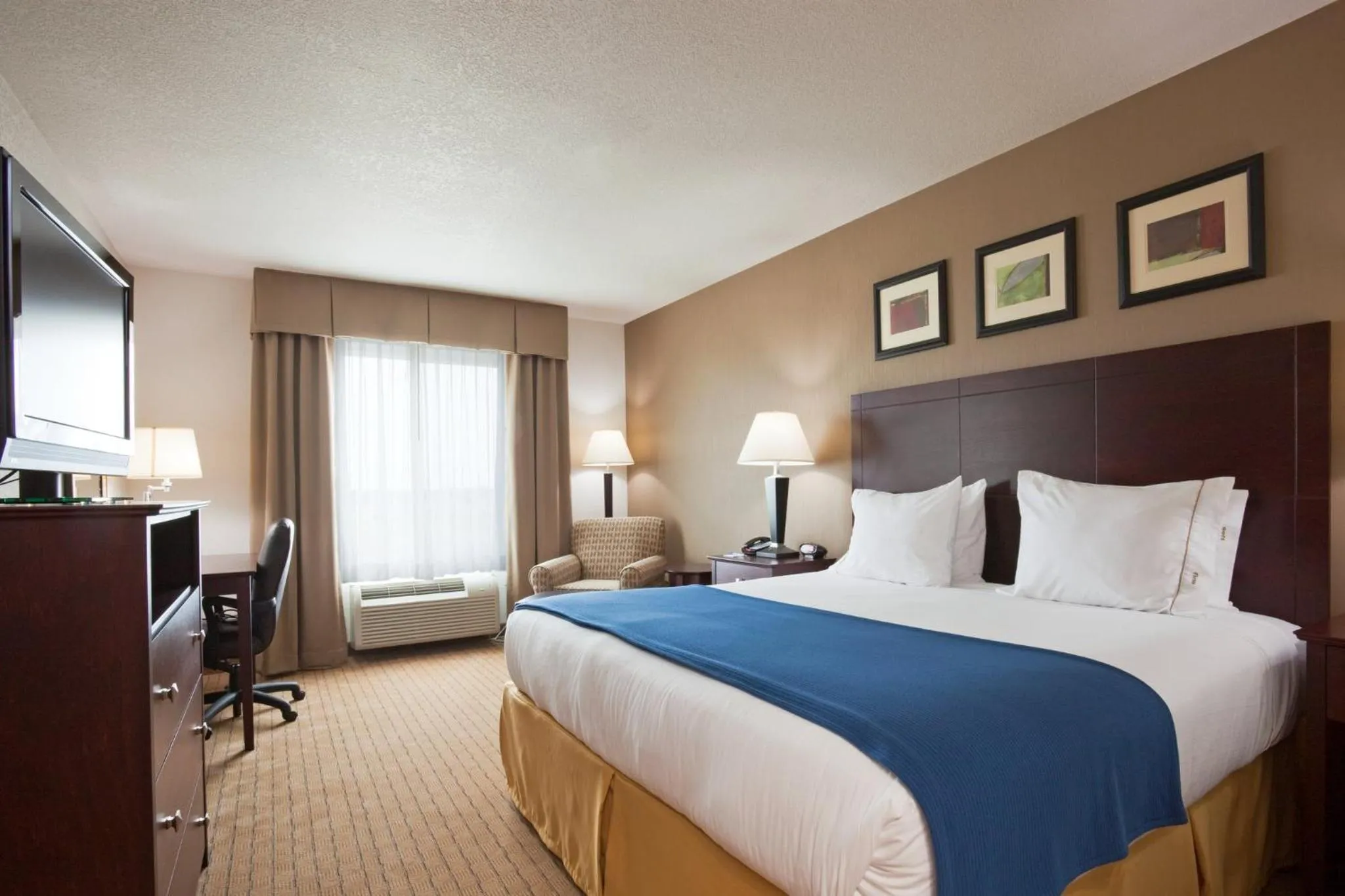 Photo of the whole room, Bed in Holiday Inn Express Hotel & Suites Antigo by IHG