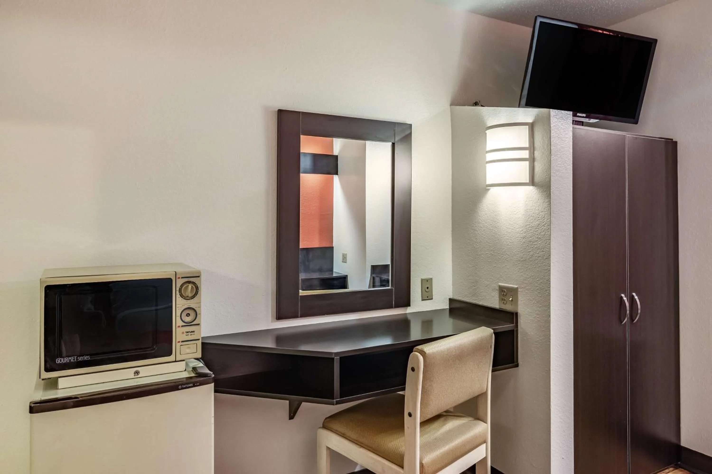 TV and multimedia in Motel 6 Chattanooga Downtown