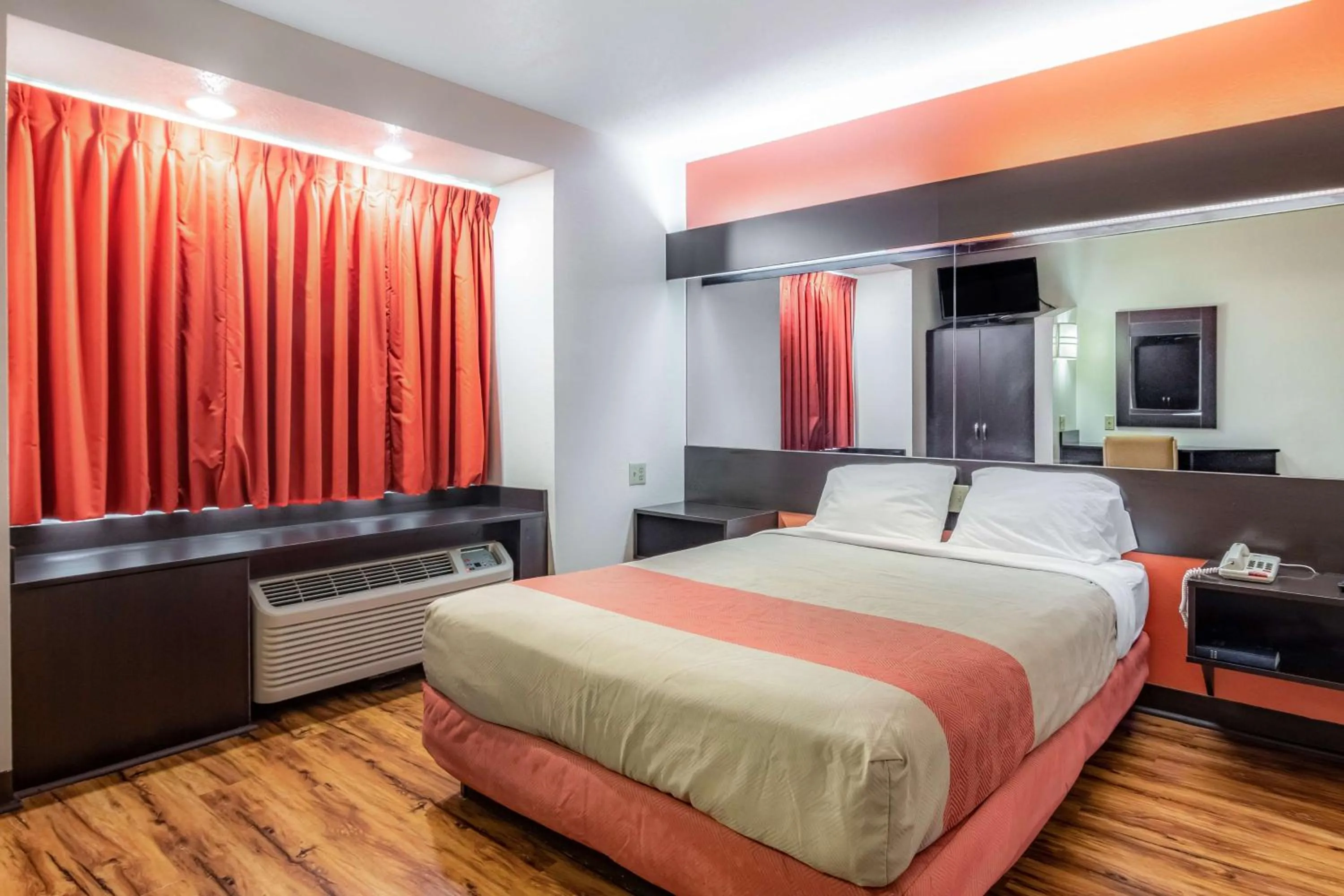 Photo of the whole room, Bed in Motel 6 Chattanooga Downtown