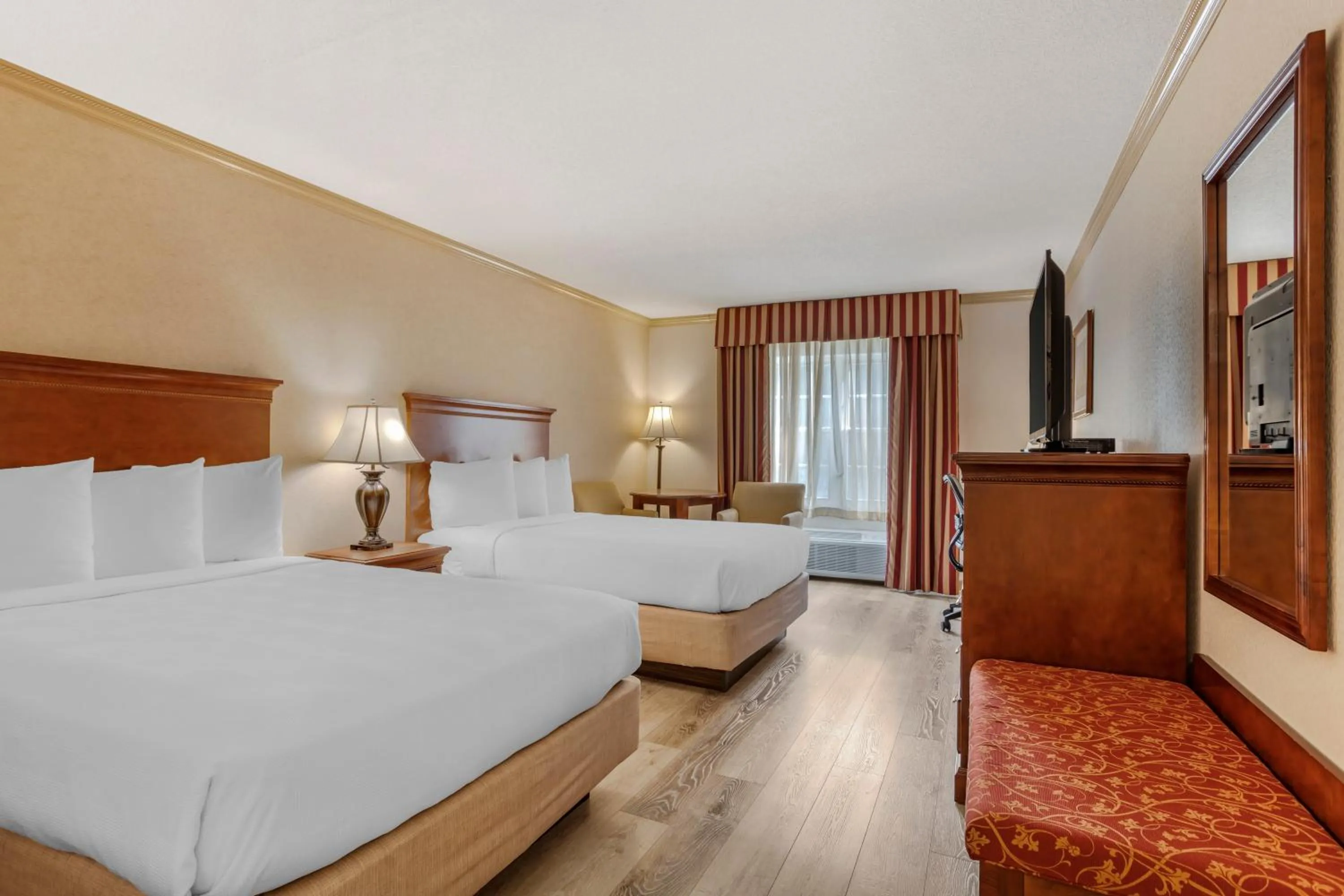 Bedroom, Bed in Best Western PLUS Morristown Inn-Florham Park