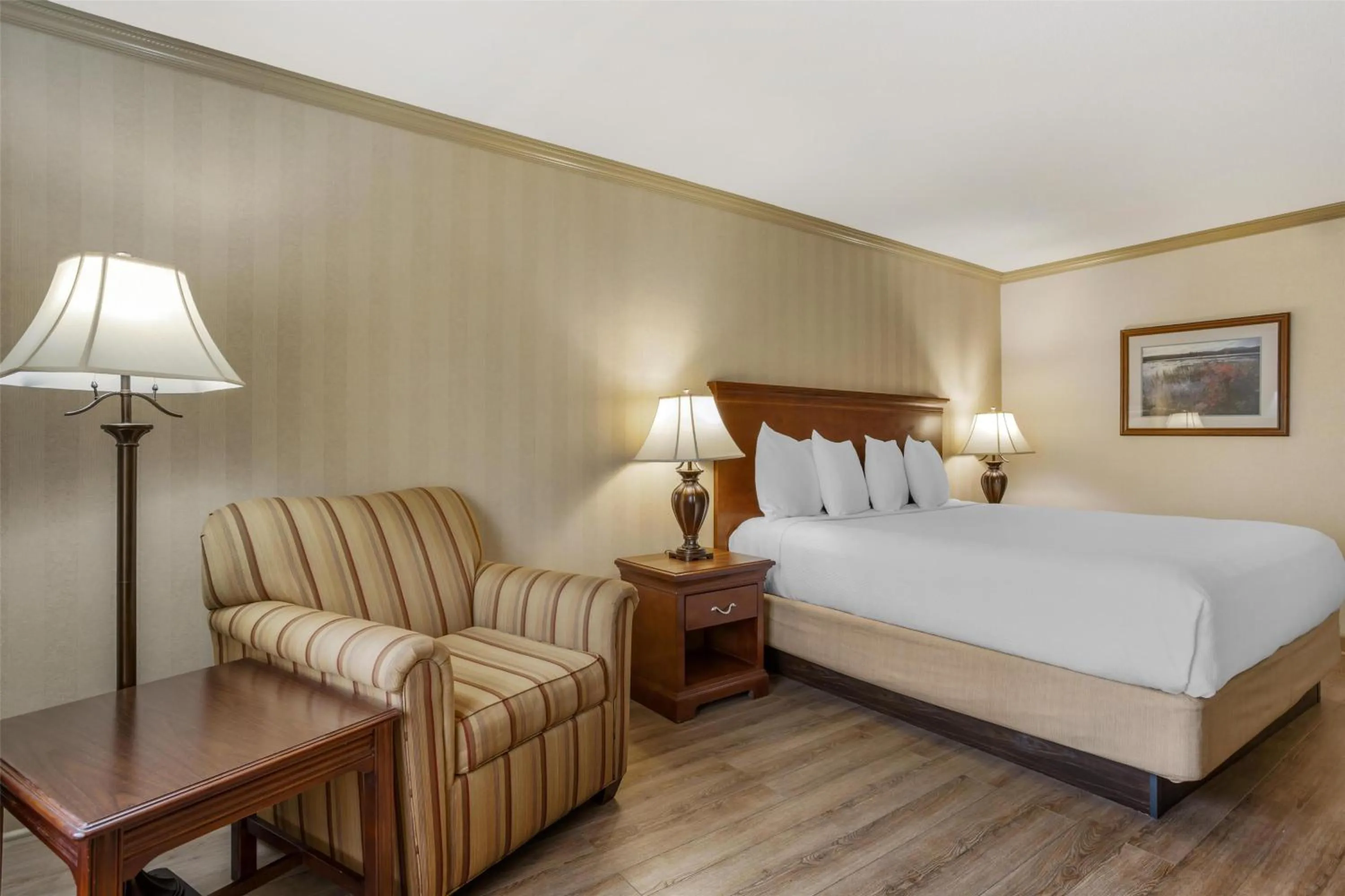 Bedroom, Bed in Best Western PLUS Morristown Inn-Florham Park