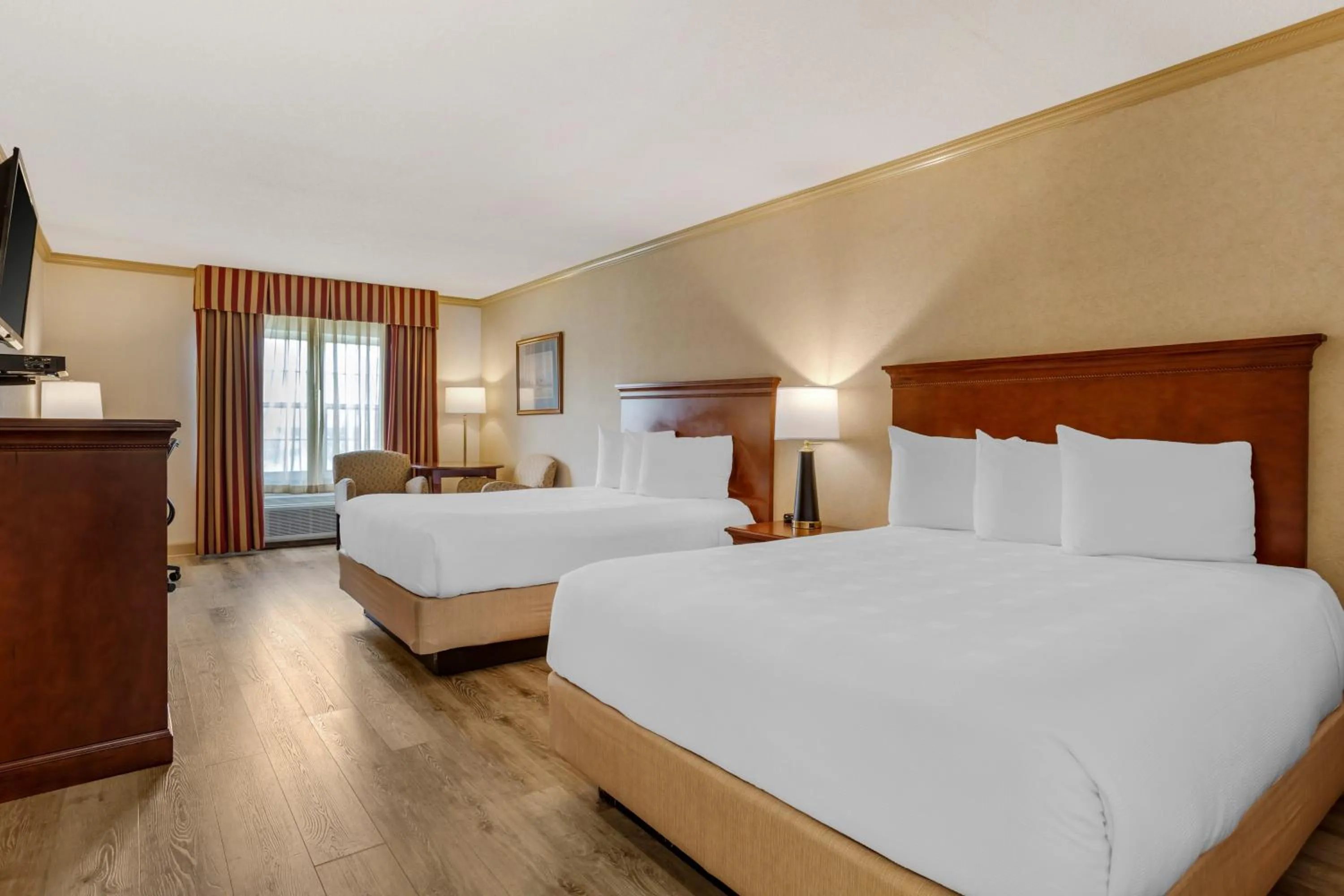 Bedroom, Bed in Best Western PLUS Morristown Inn-Florham Park