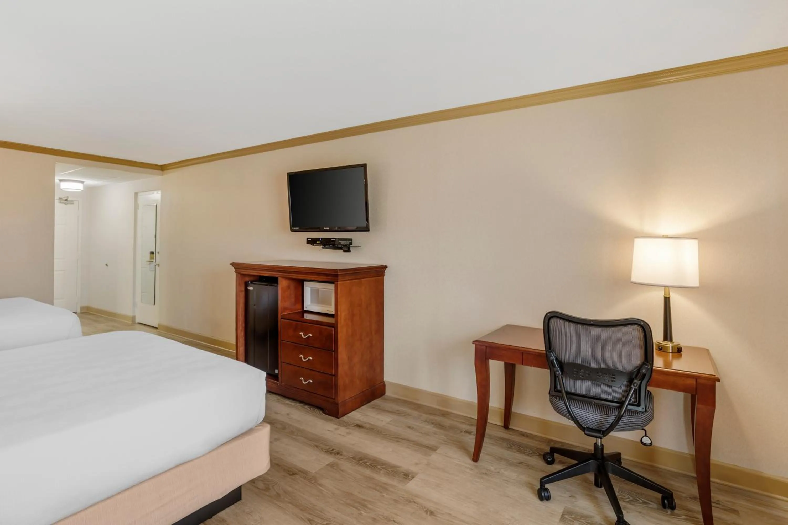 Bedroom, Bed in Best Western PLUS Morristown Inn-Florham Park