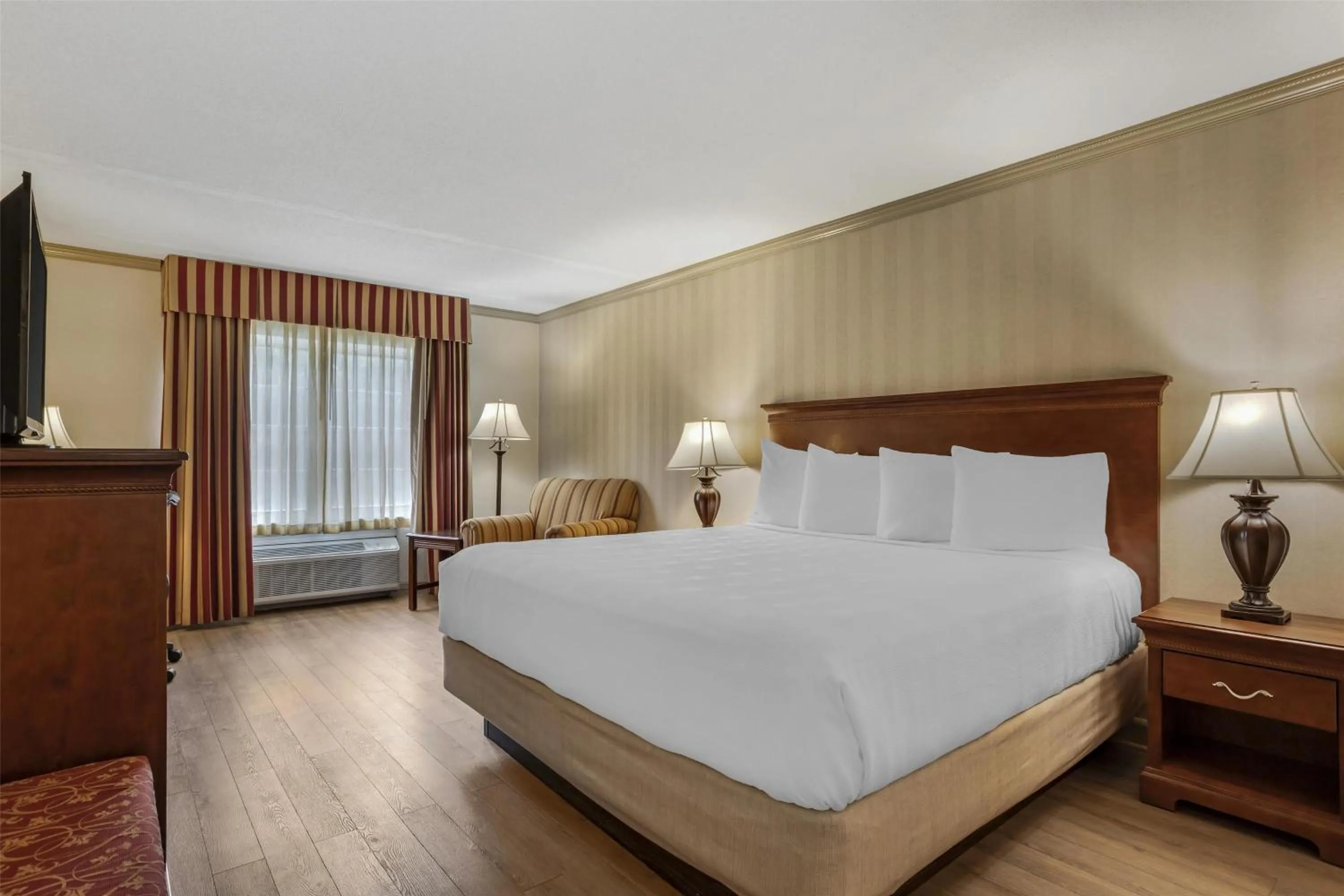 Bedroom, Bed in Best Western PLUS Morristown Inn-Florham Park