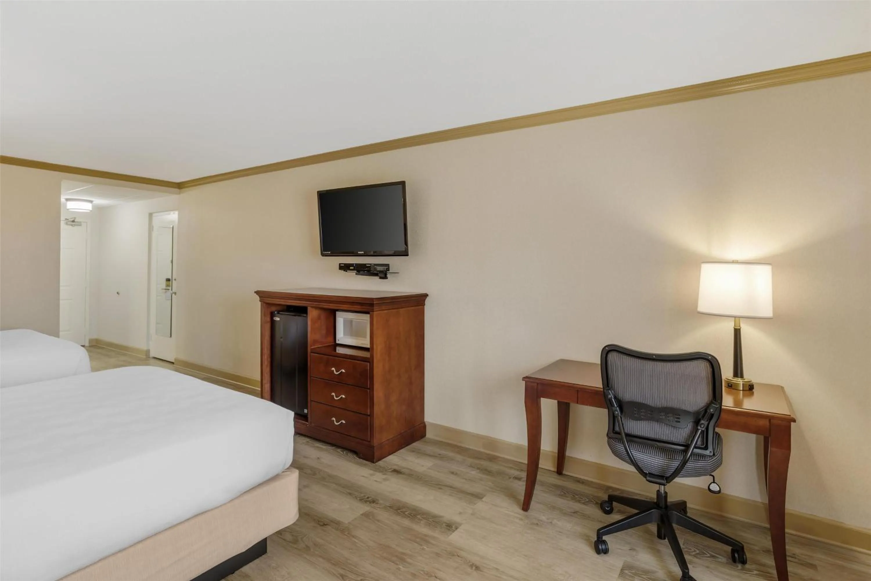 Bedroom, Bed in Best Western PLUS Morristown Inn-Florham Park