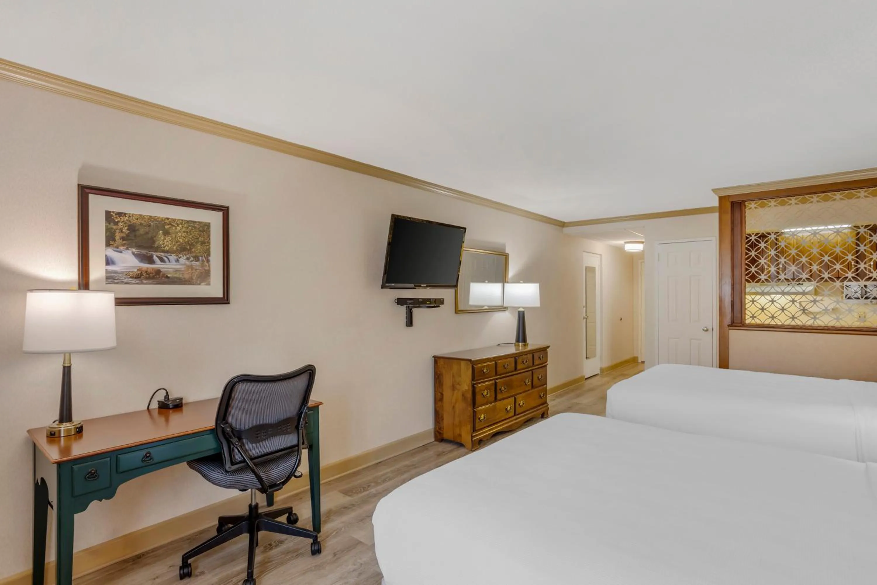 Bedroom, Bed in Best Western PLUS Morristown Inn-Florham Park