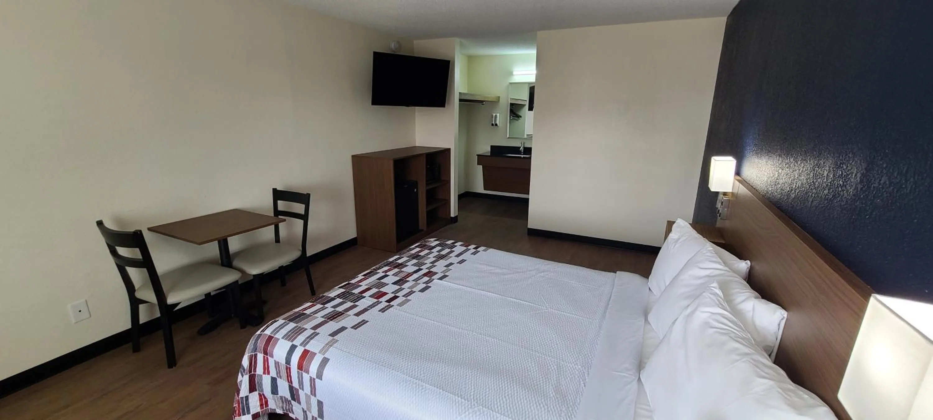 Bedroom, Bed in Red Roof Inn Byron