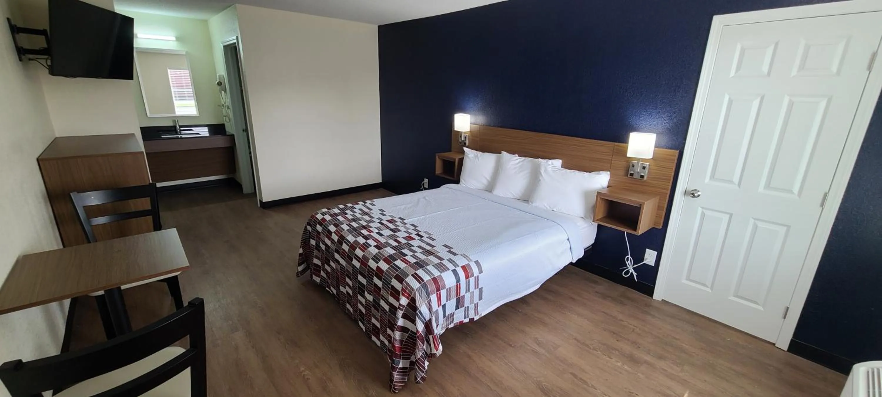 Bedroom, Bed in Red Roof Inn Byron