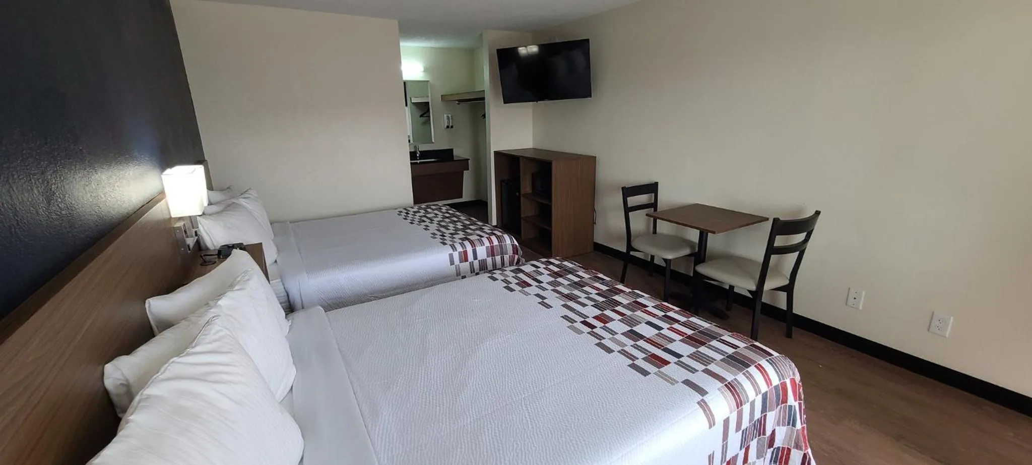 Photo of the whole room, Bed in Red Roof Inn Byron