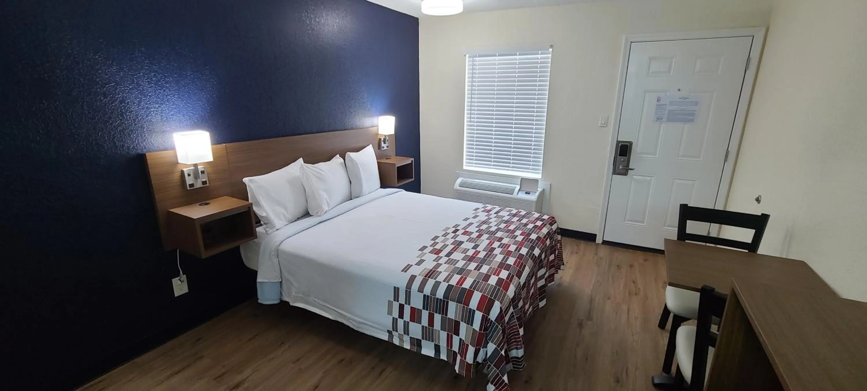 Bedroom, Bed in Red Roof Inn Byron