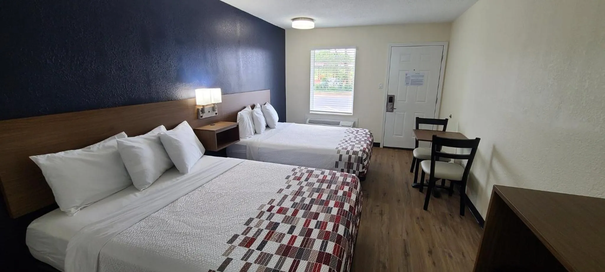 Photo of the whole room, Bed in Red Roof Inn Byron