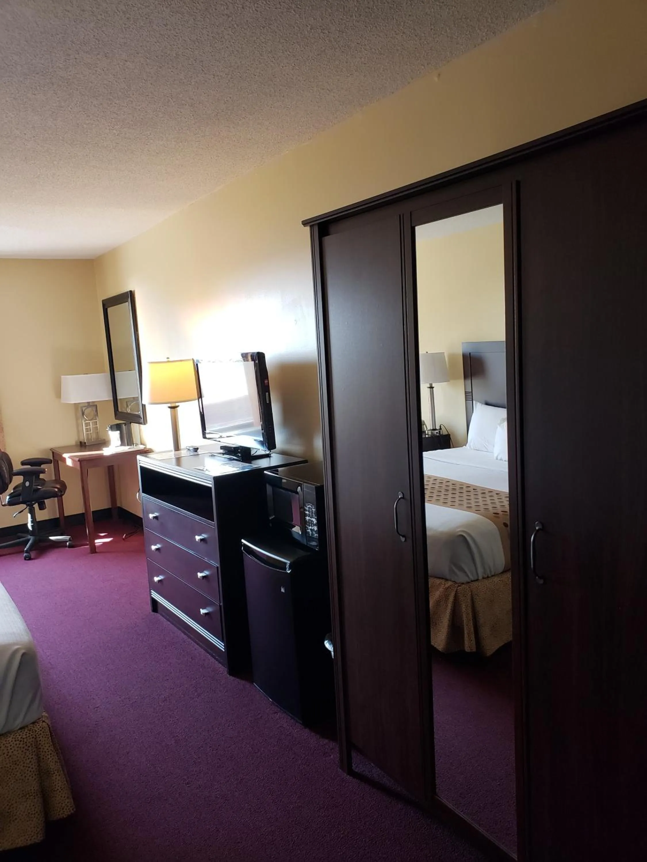 TV and multimedia, Bed in River Edge Inn