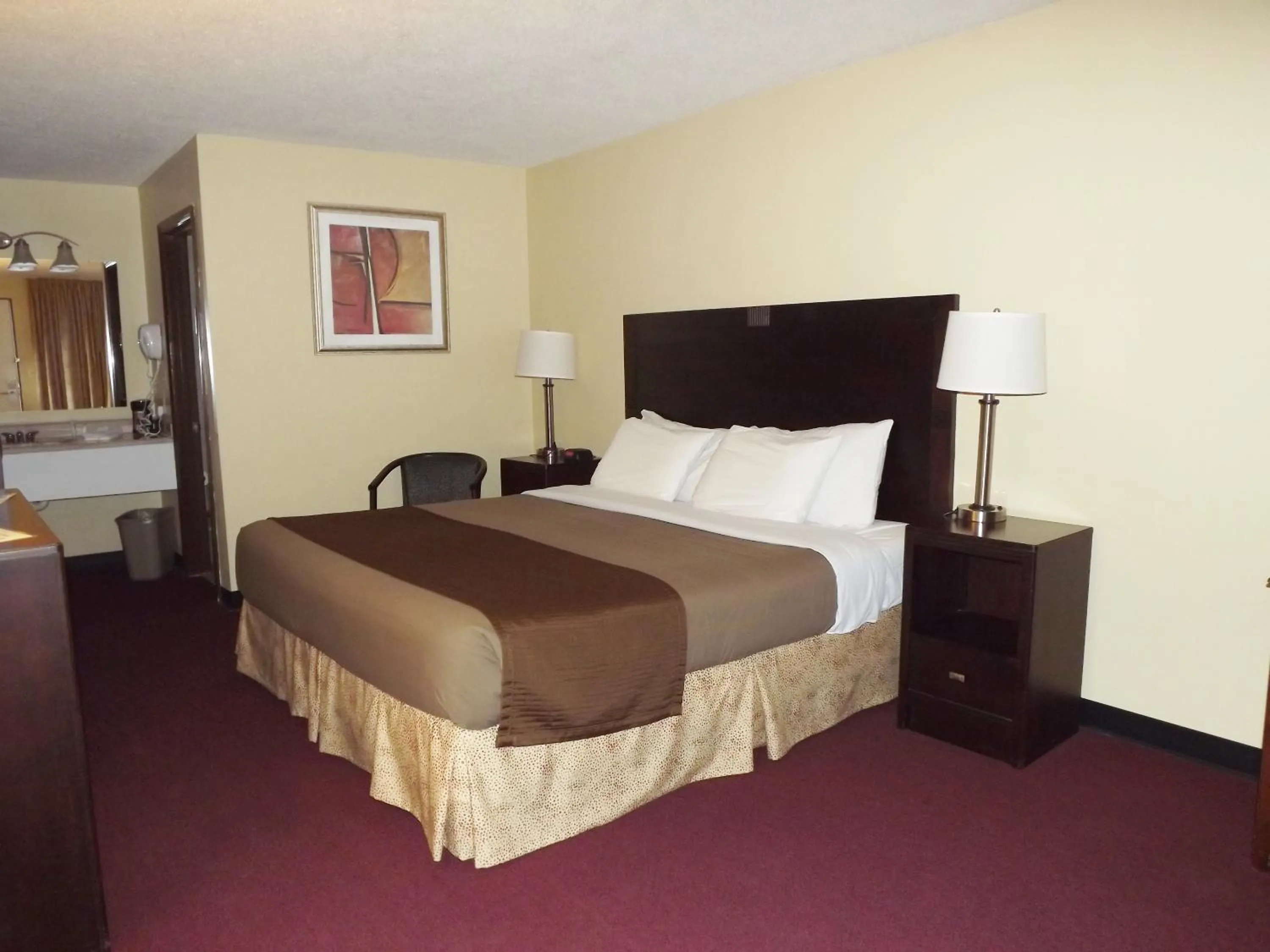 Photo of the whole room, Bed in River Edge Inn
