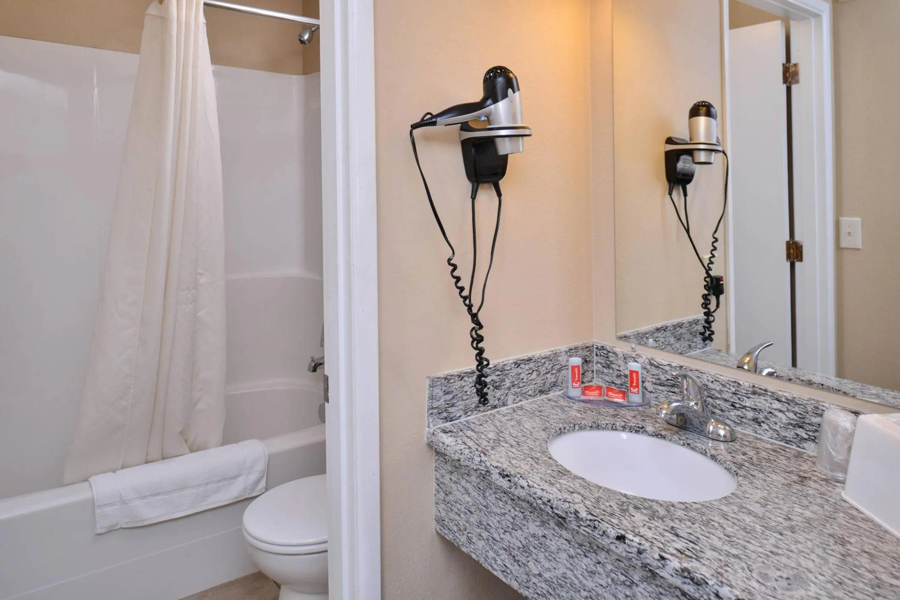 Bedroom in Econo Lodge Kennewick Tri-Cities