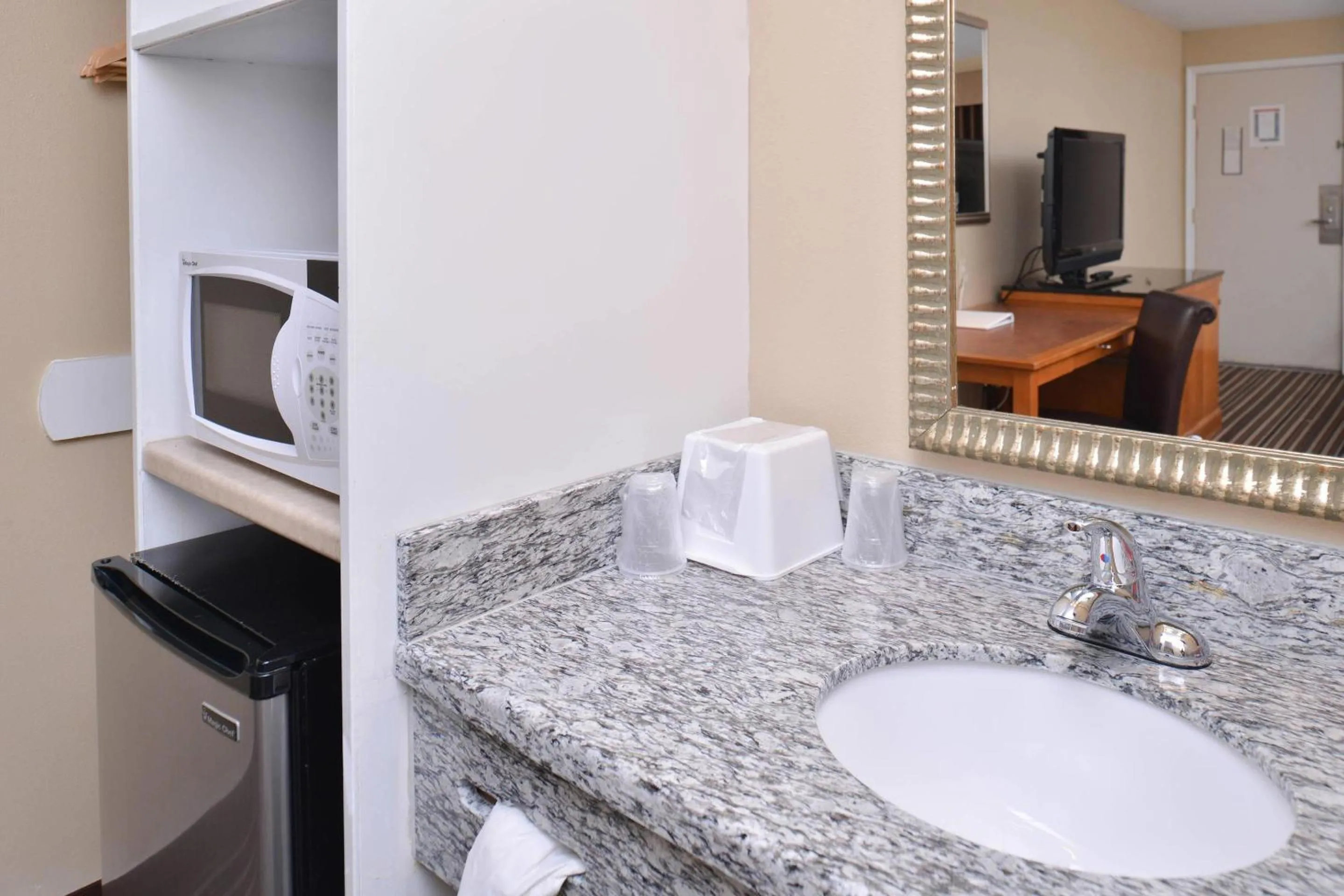 Bedroom in Econo Lodge Kennewick Tri-Cities