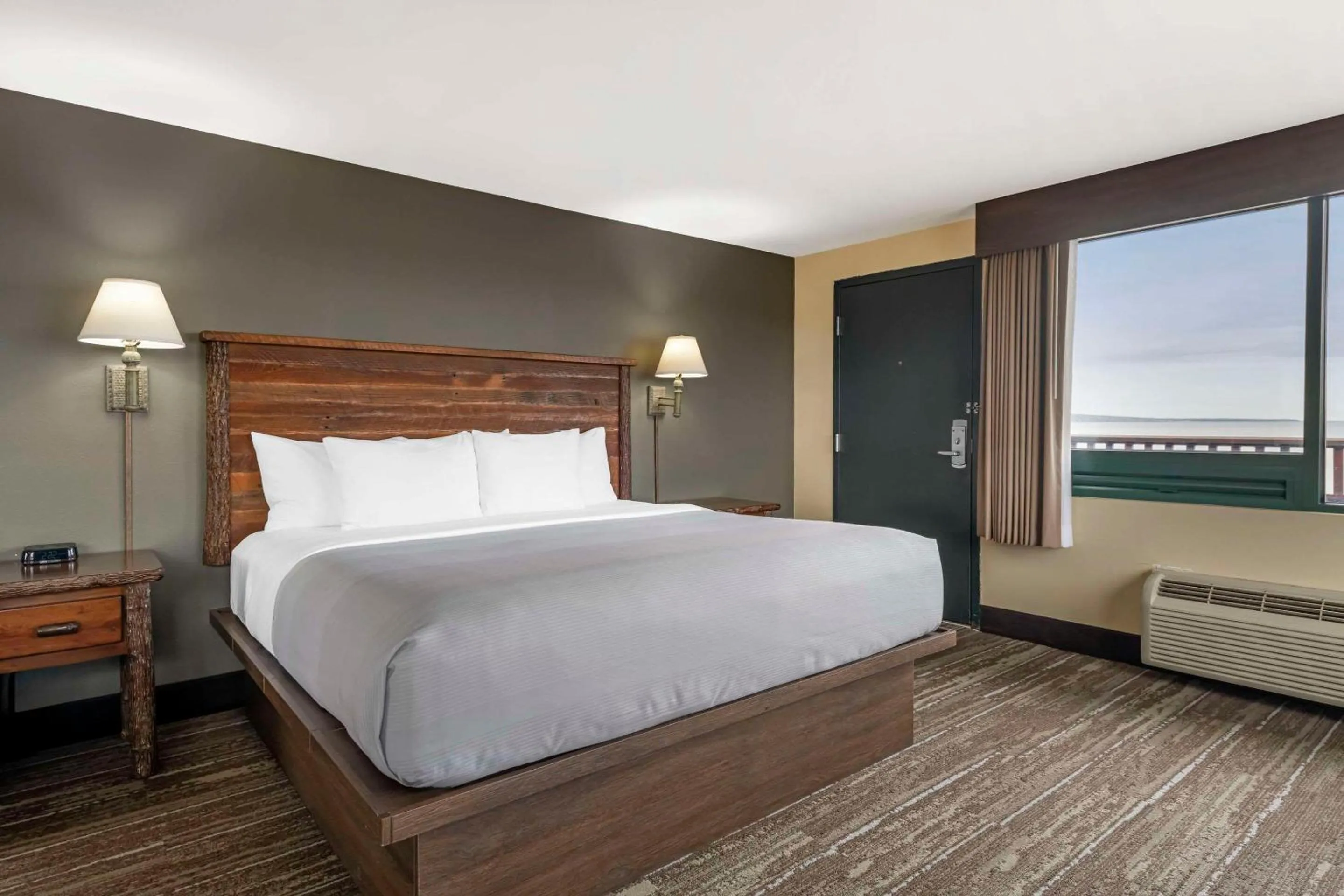 Bedroom, Bed in Quality Inn Ashland - Lake Superior