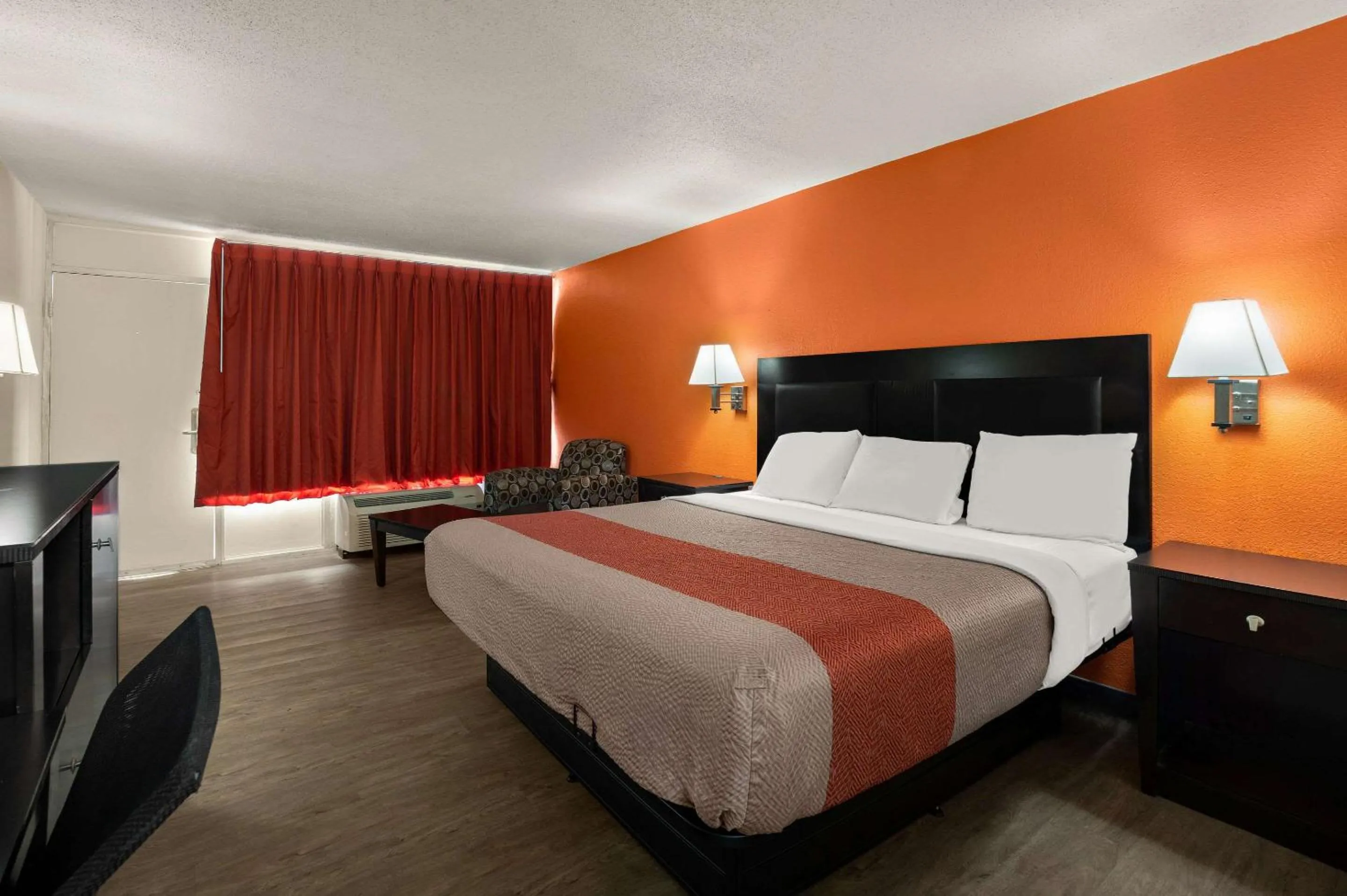 Bedroom, Bed in Econo Lodge Yemassee