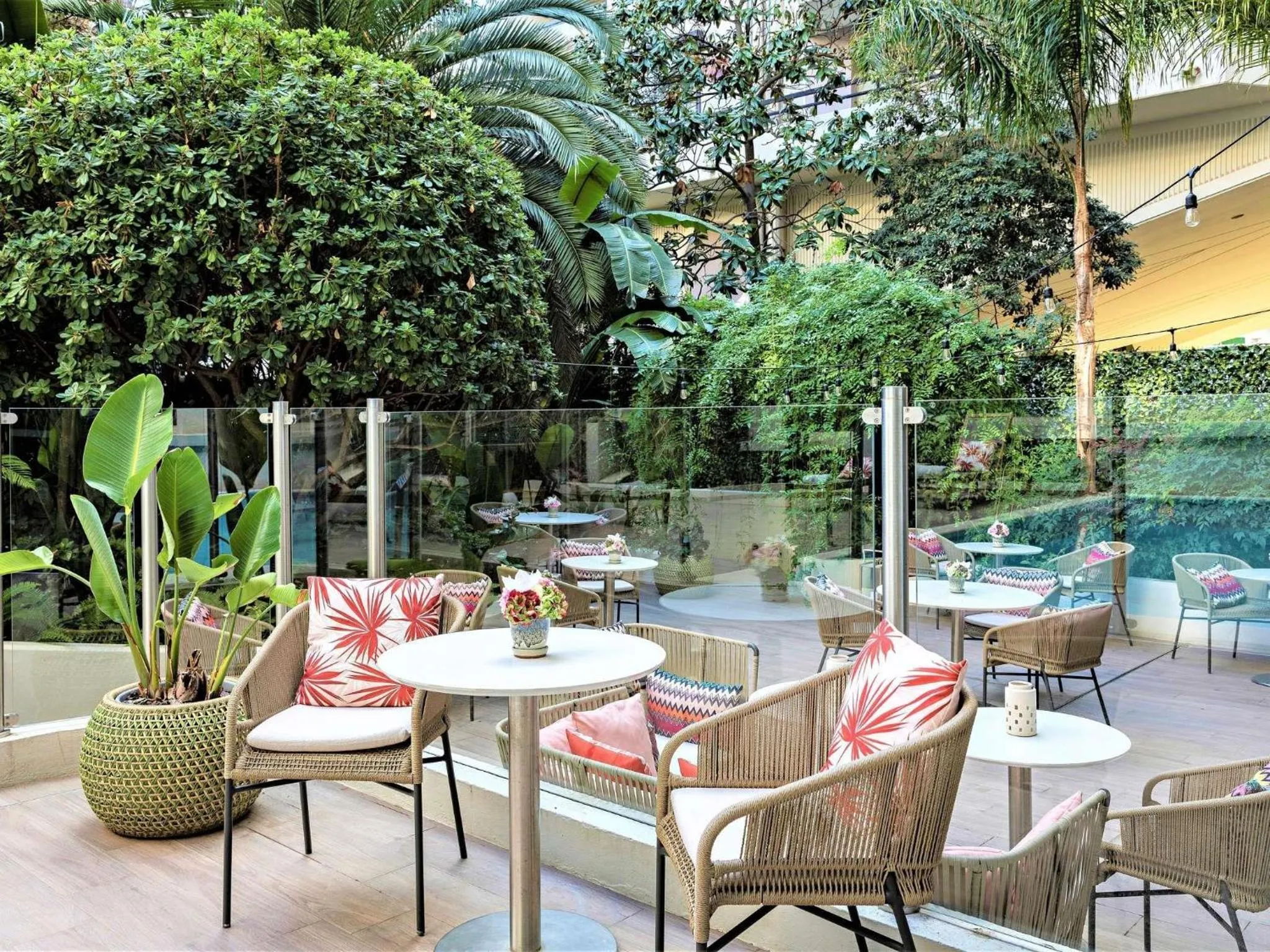 Lounge or bar in Croisette Beach Hotel Cannes - MGallery Collection