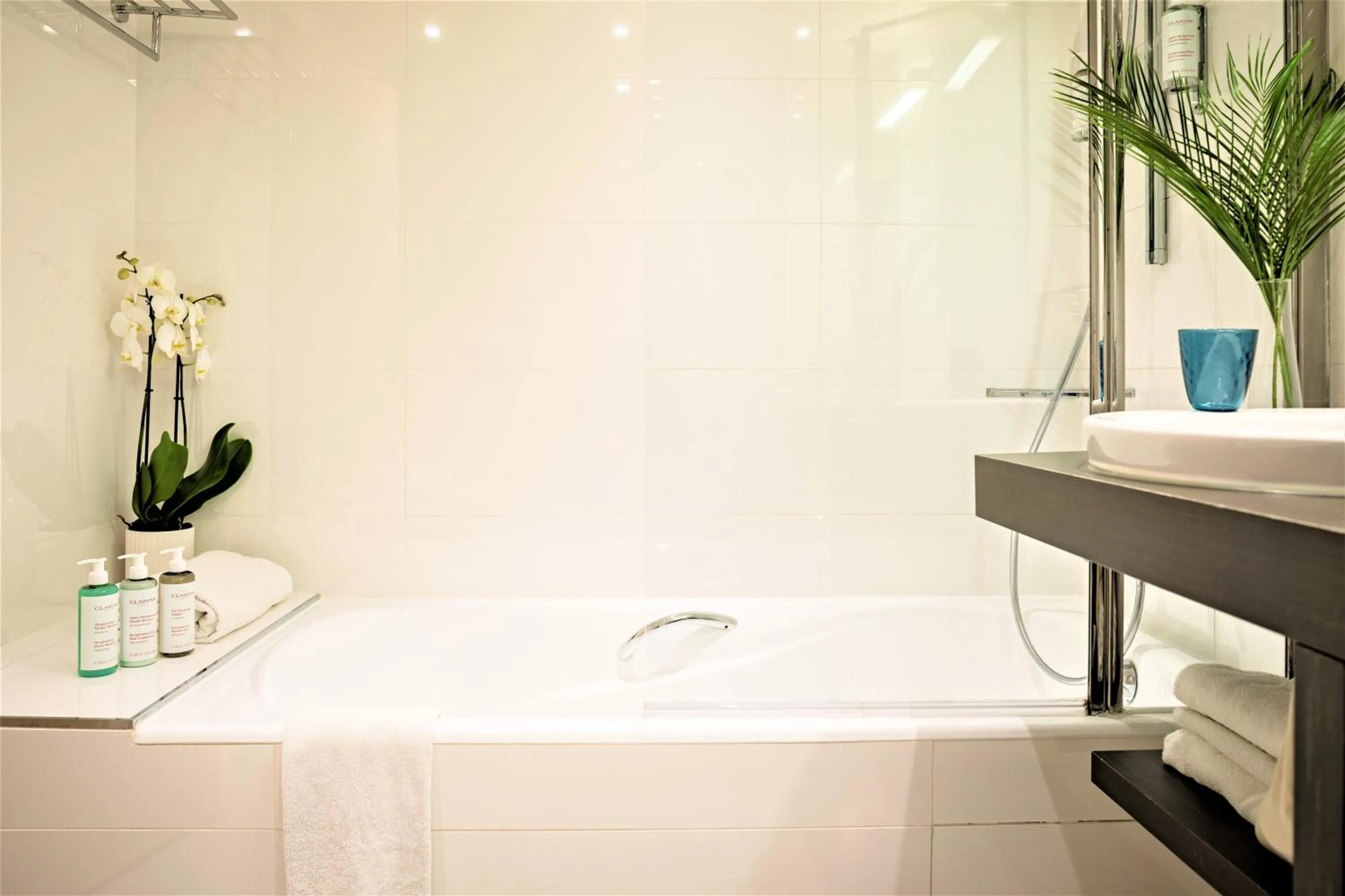 Bathroom in Croisette Beach Hotel Cannes - MGallery Collection