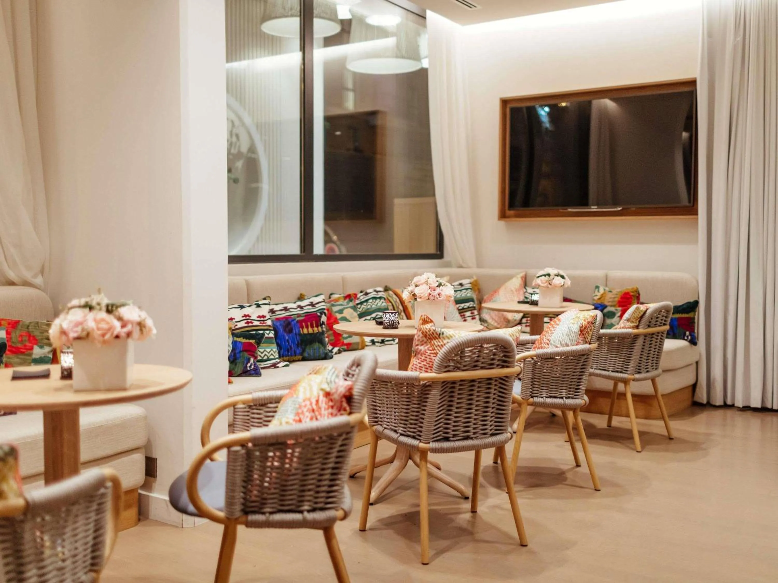 Lounge or bar in Croisette Beach Hotel Cannes - MGallery Collection