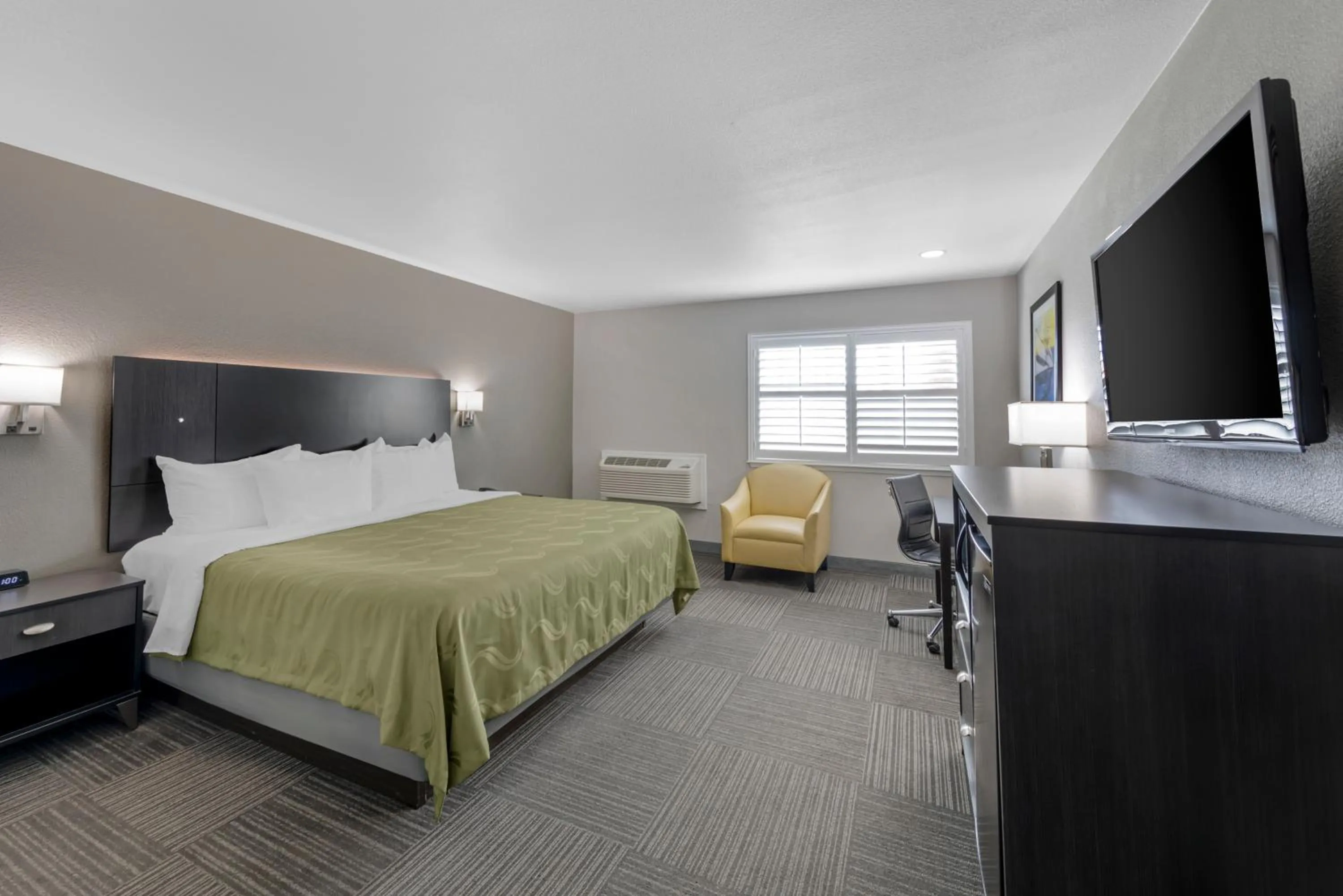 Bed in Quality Inn Kettleman City near Hwy 41