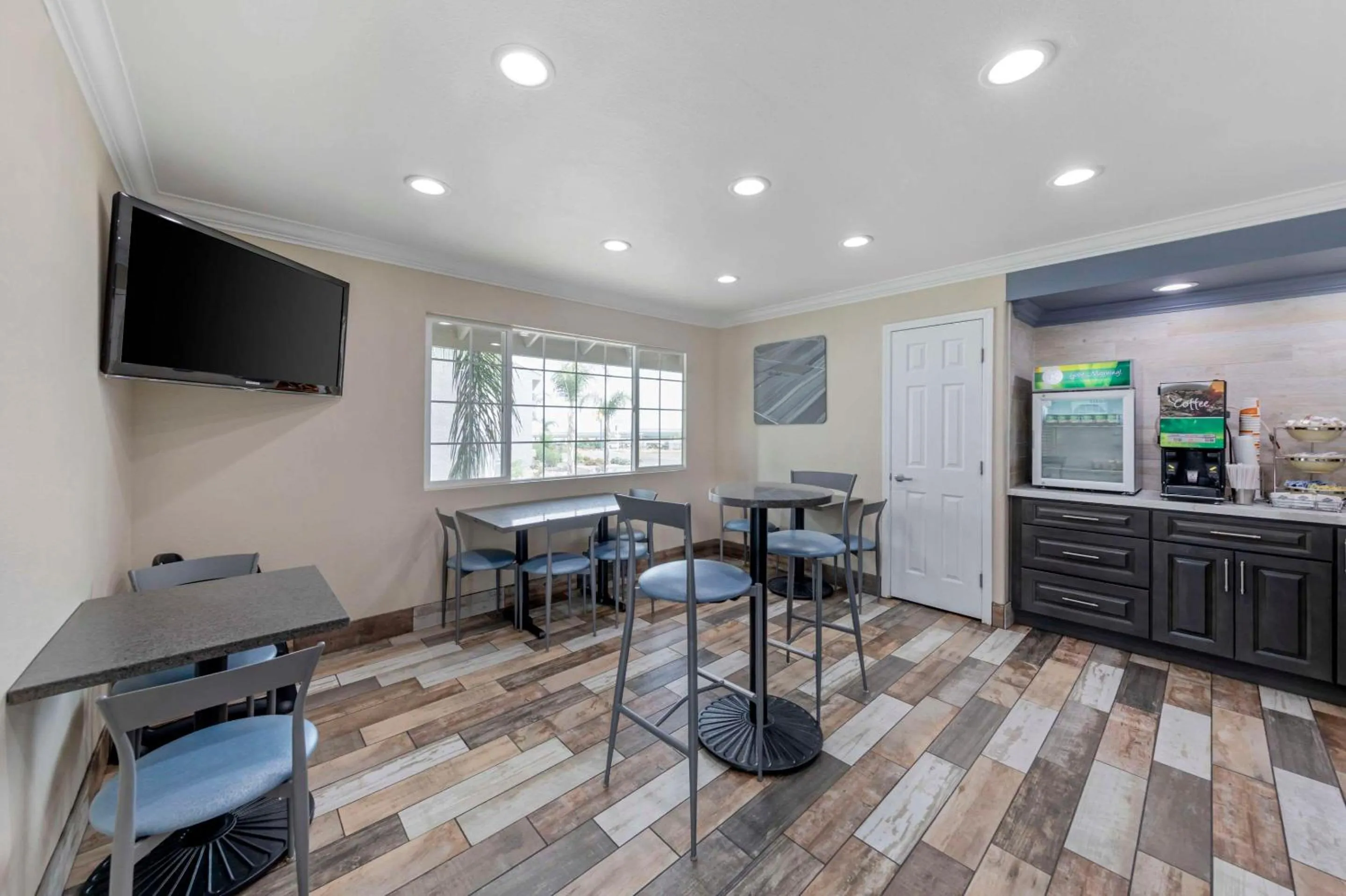 Breakfast in Quality Inn Kettleman City near Hwy 41