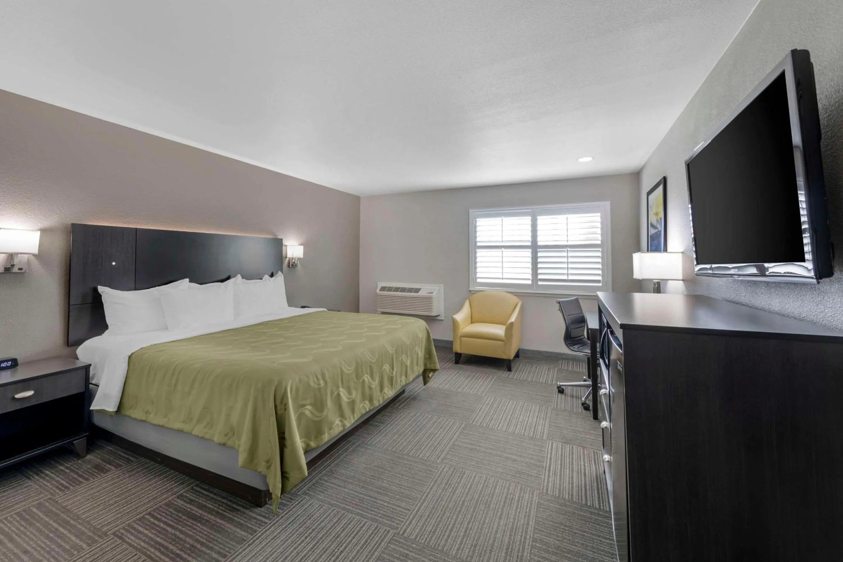 Bedroom, Bed in Quality Inn Kettleman City near Hwy 41