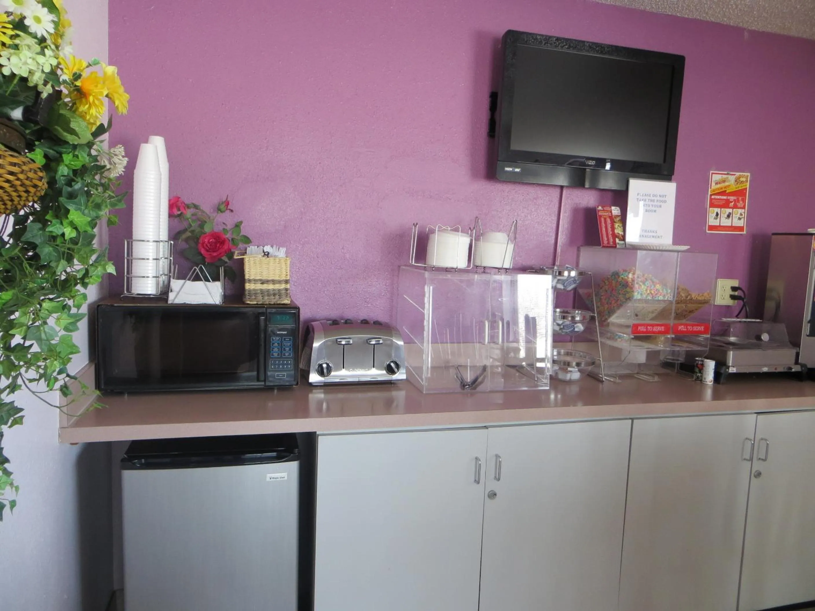 TV and multimedia in Days Inn by Wyndham Kingdom City