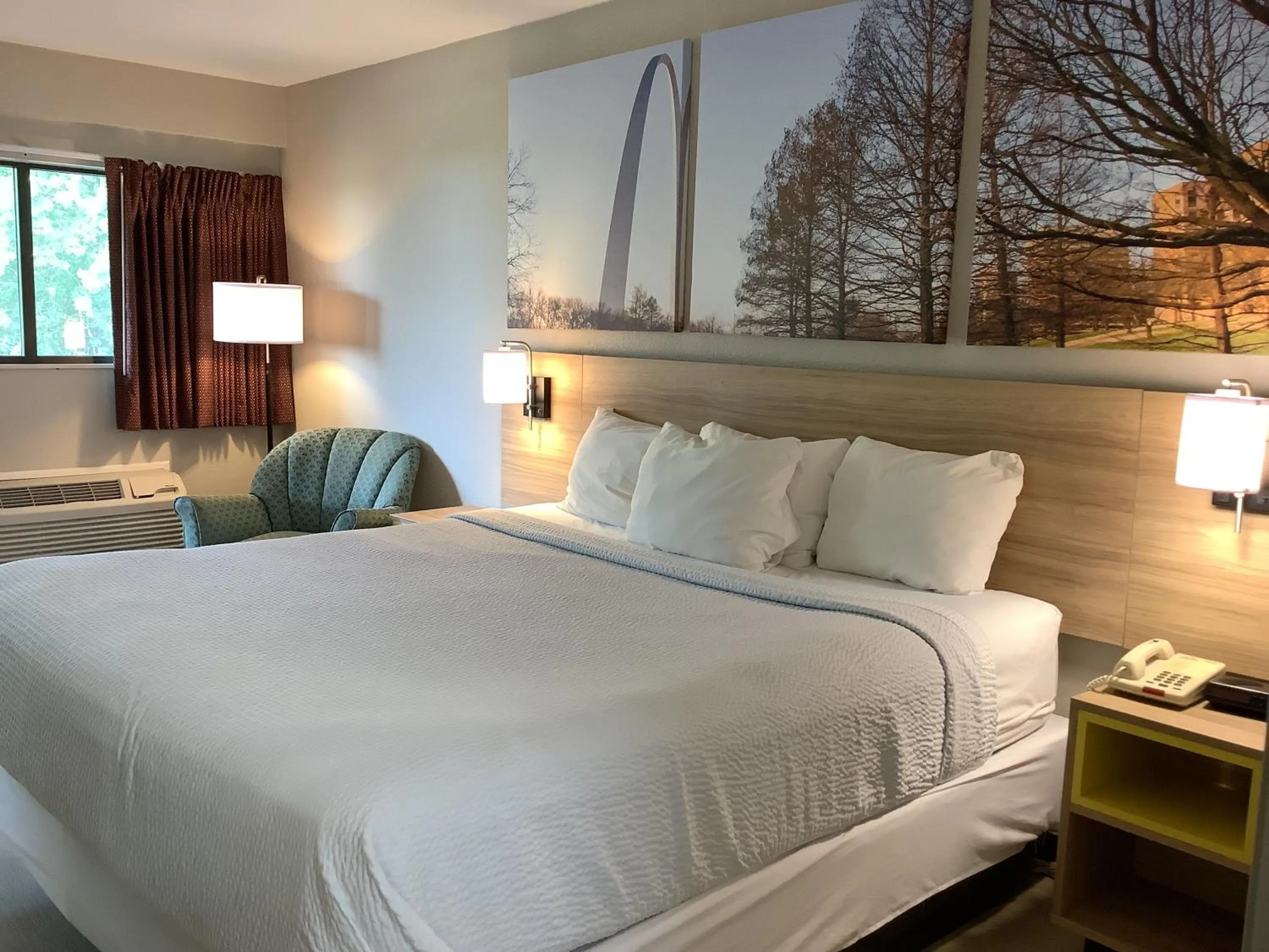 Bed in Days Inn by Wyndham Kingdom City