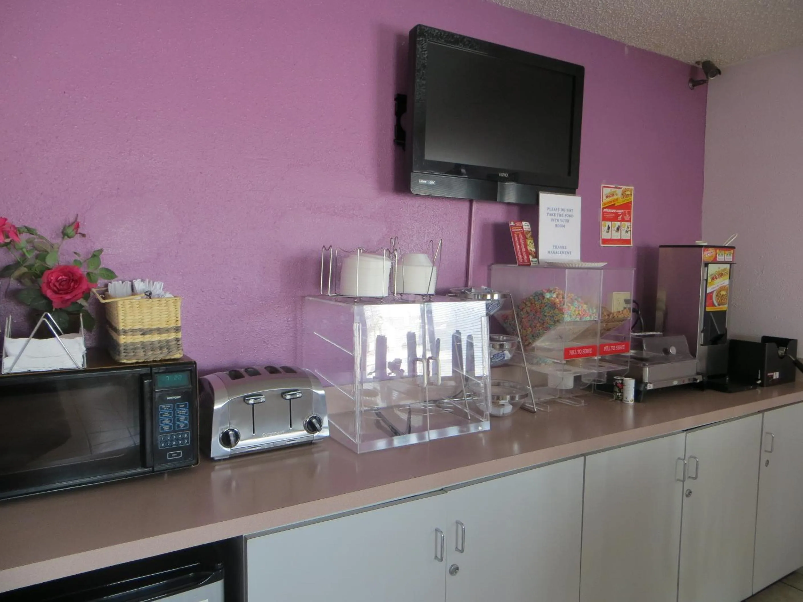 TV and multimedia in Days Inn by Wyndham Kingdom City