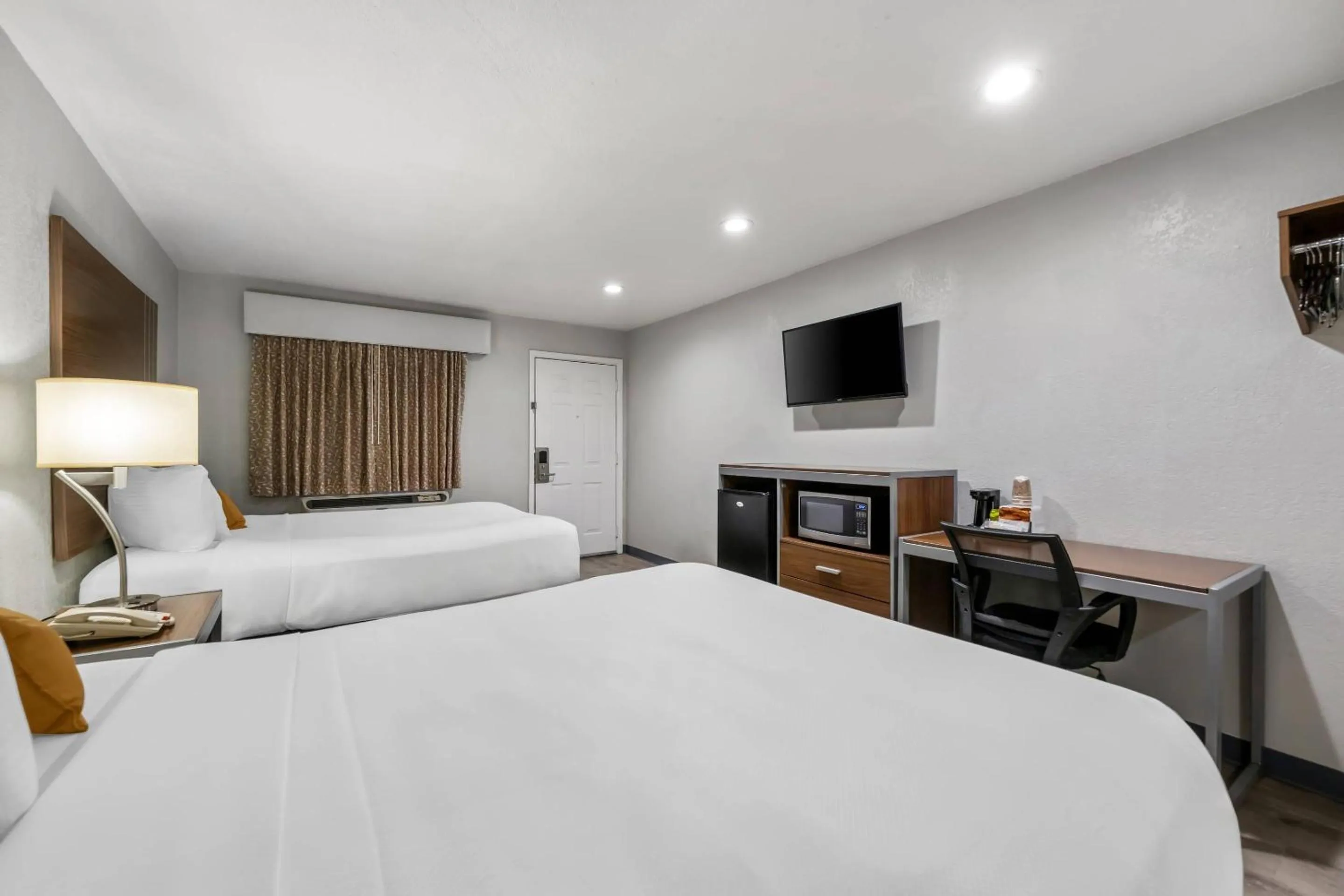 Bedroom, Bed in Rodeway Inn Carlsbad Caverns Area