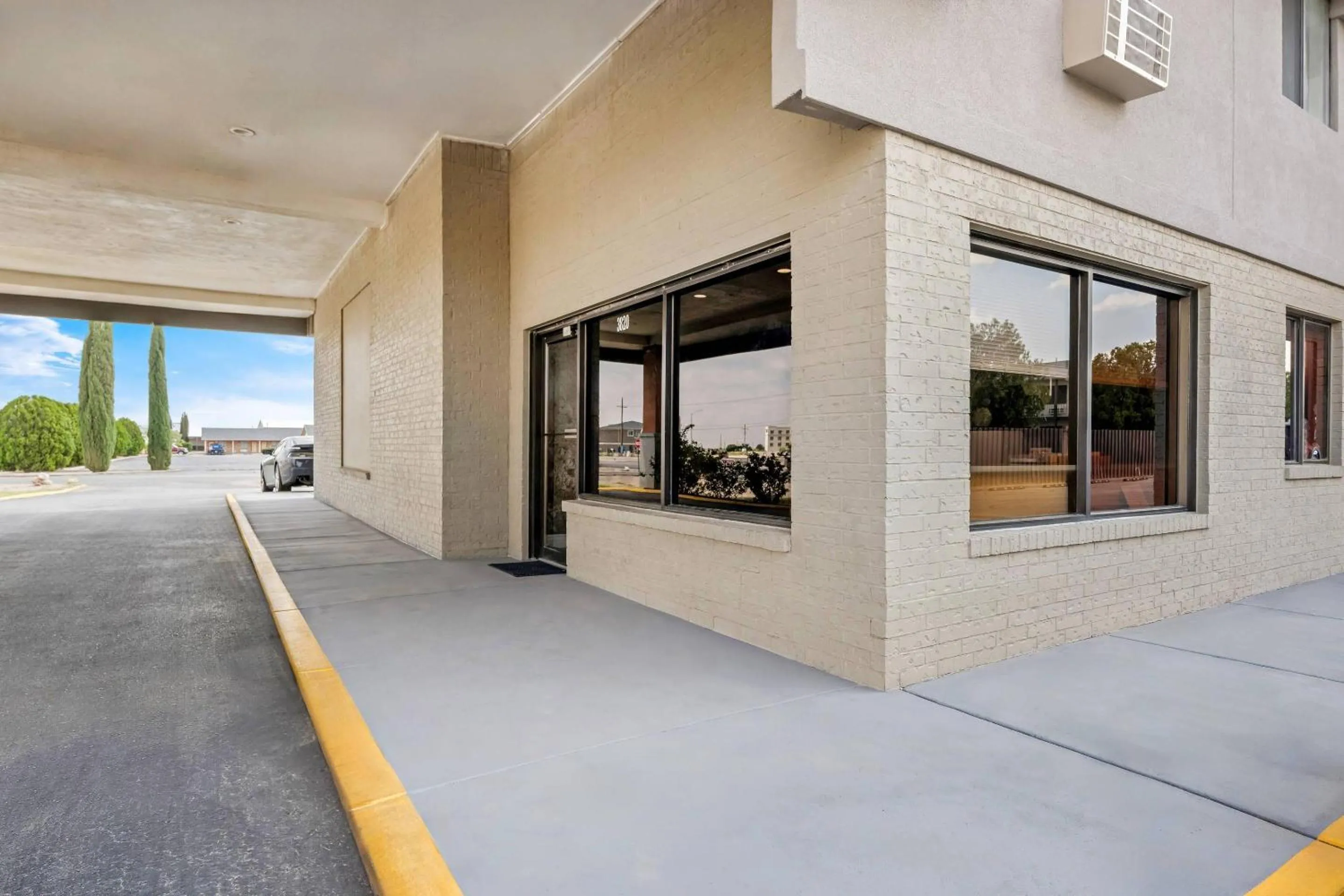 Property building in Rodeway Inn Carlsbad Caverns Area