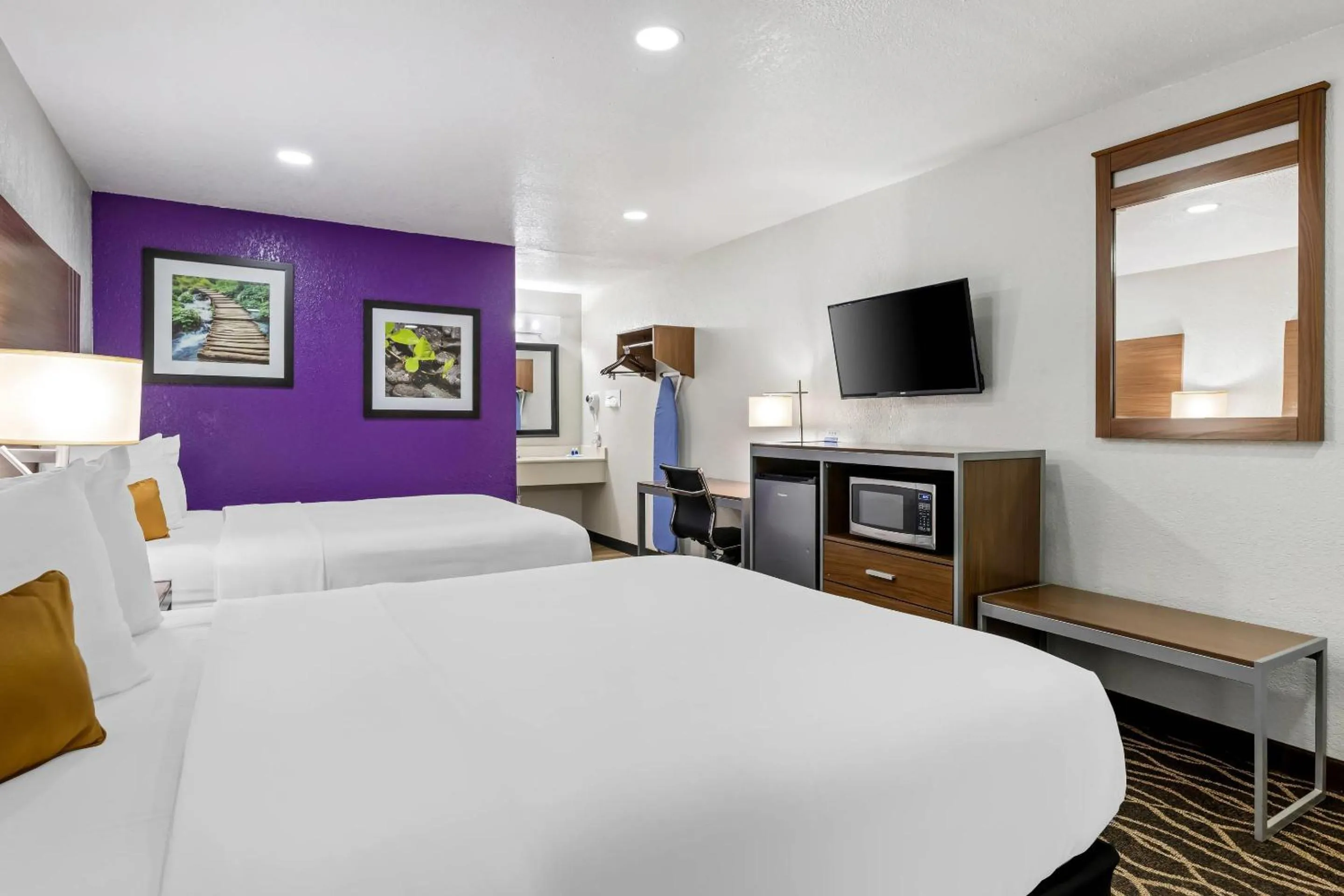 Bedroom, Bed in Rodeway Inn Carlsbad Caverns Area