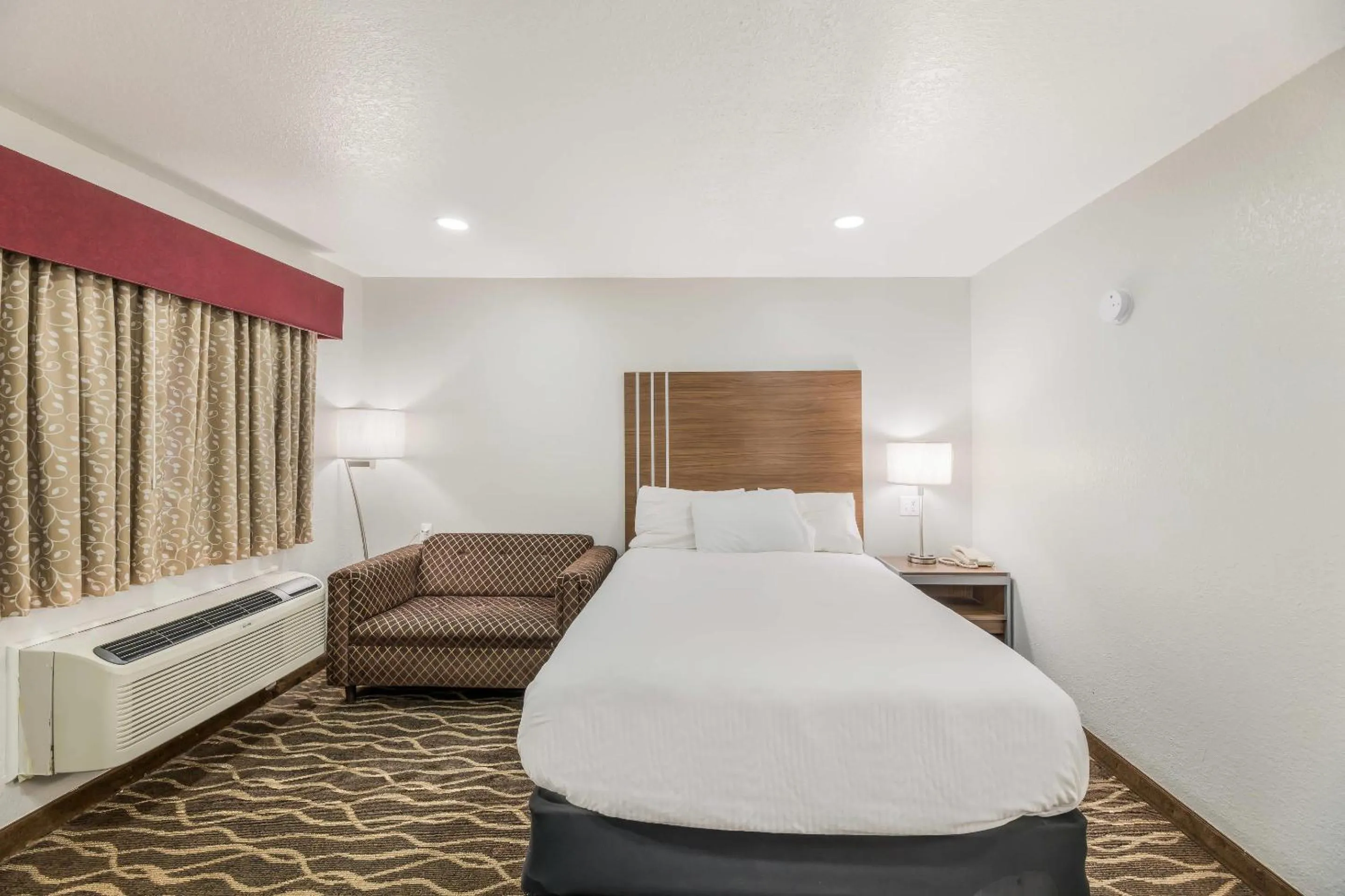 Bedroom, Bed in Rodeway Inn Carlsbad Caverns Area