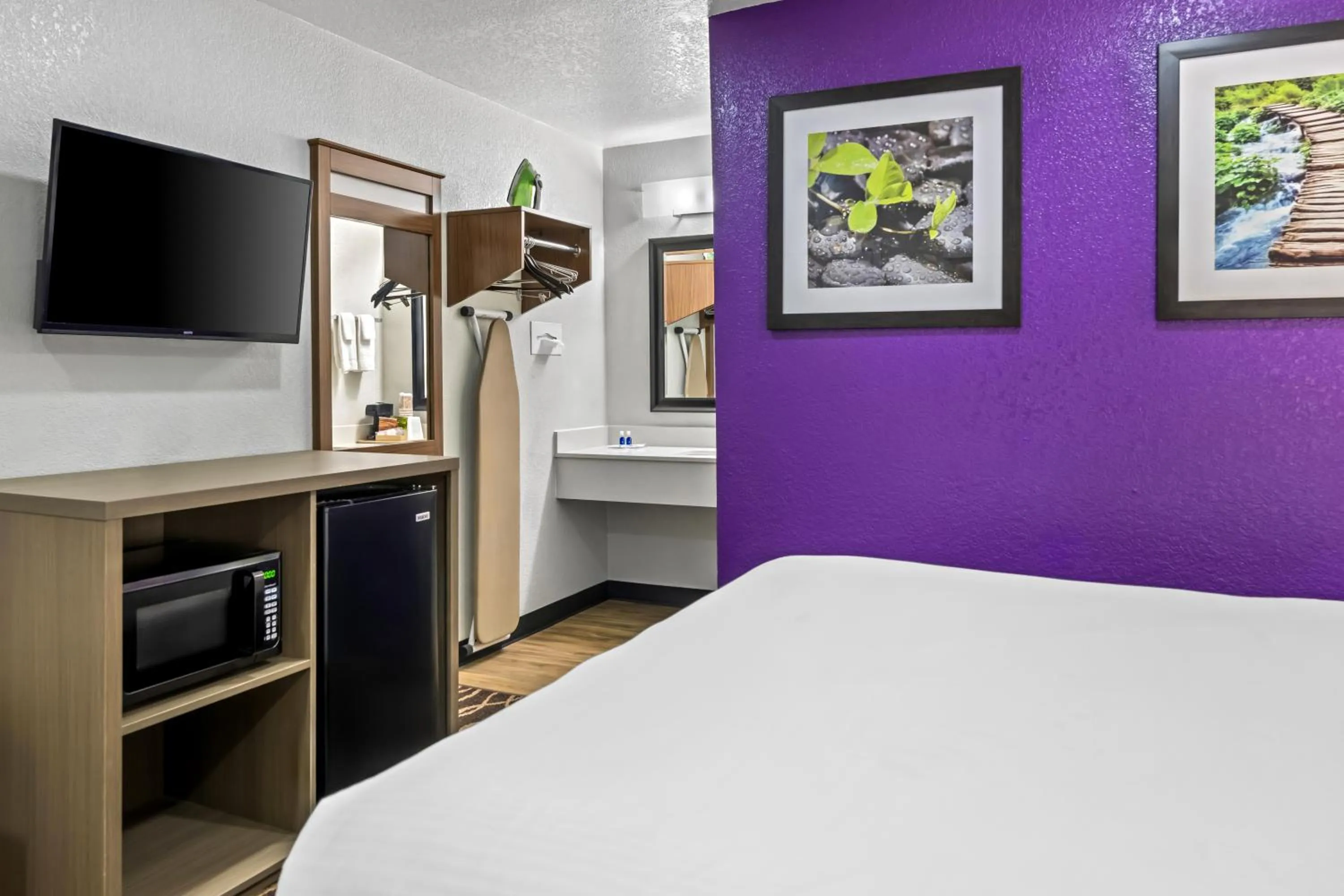 Bed in Rodeway Inn Carlsbad Caverns Area