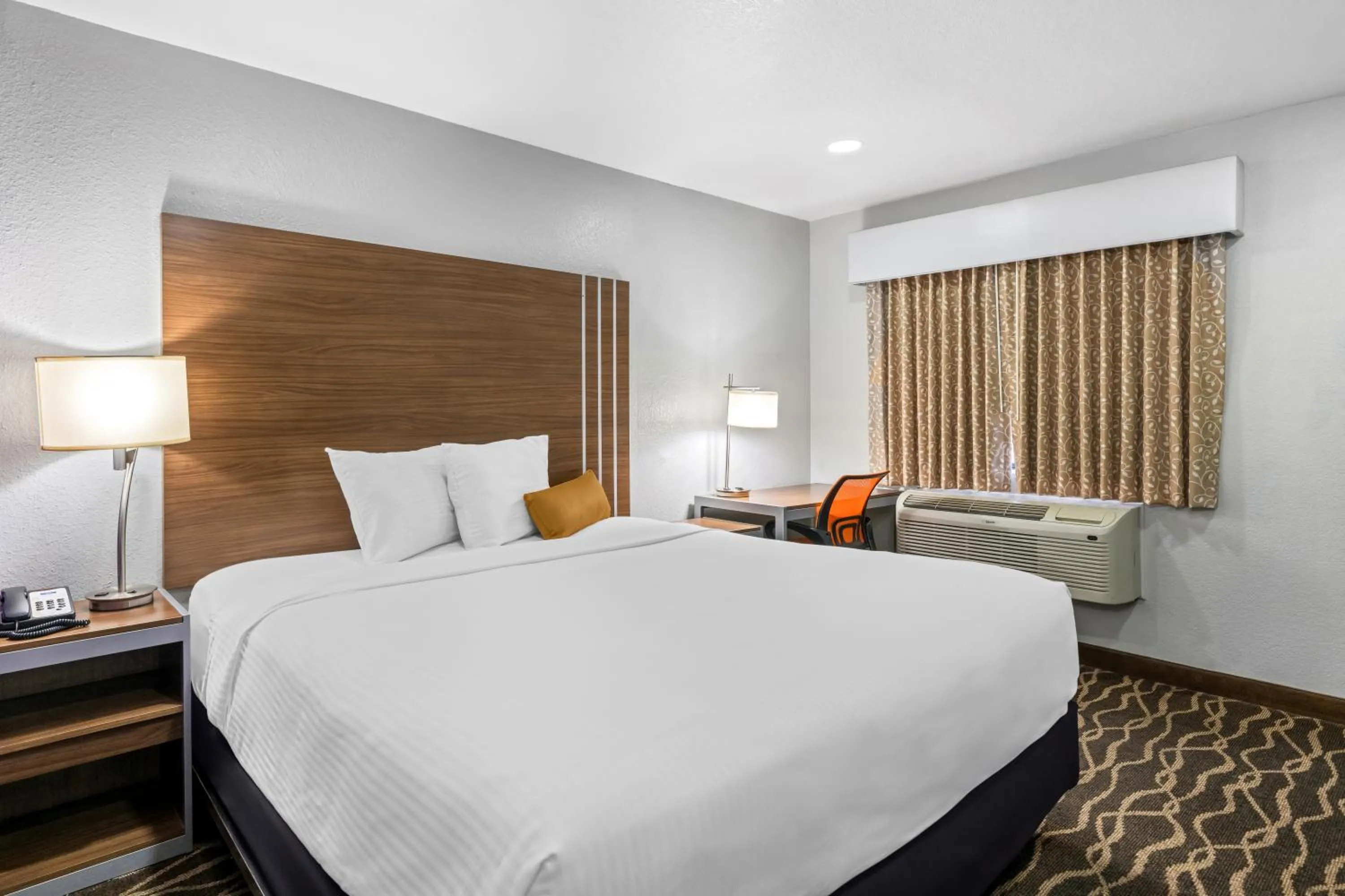 Bed in Rodeway Inn Carlsbad Caverns Area