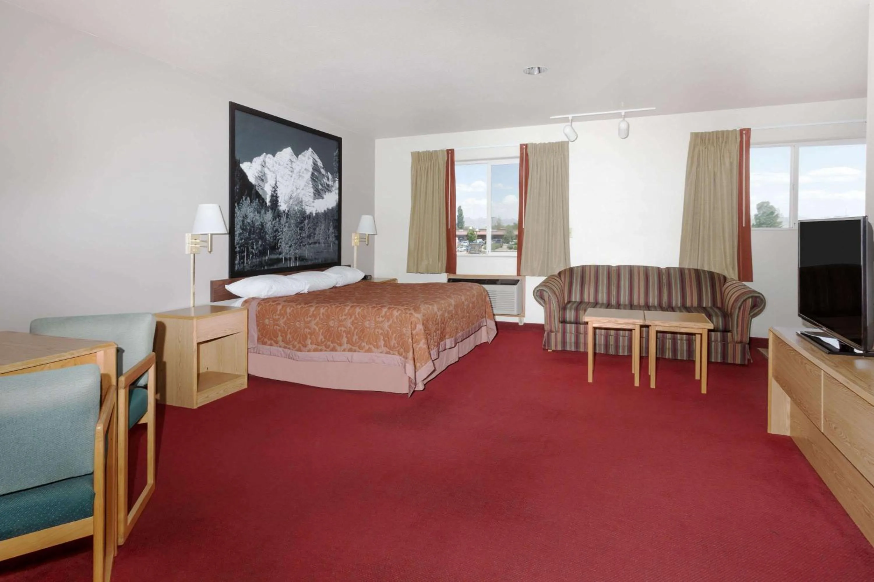 Photo of the whole room, Bed in Super 8 by Wyndham Fruita