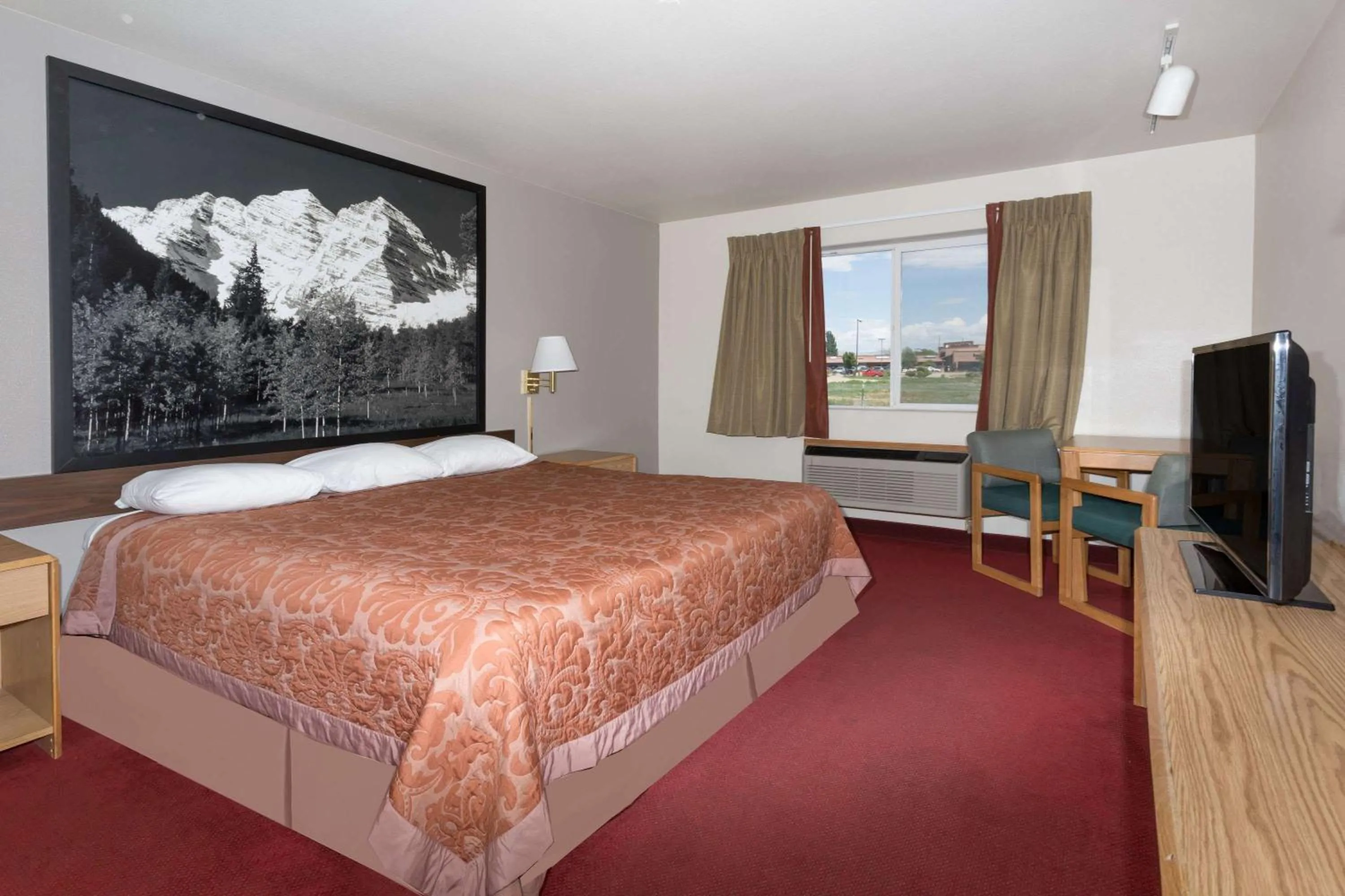 Photo of the whole room, Bed in Super 8 by Wyndham Fruita