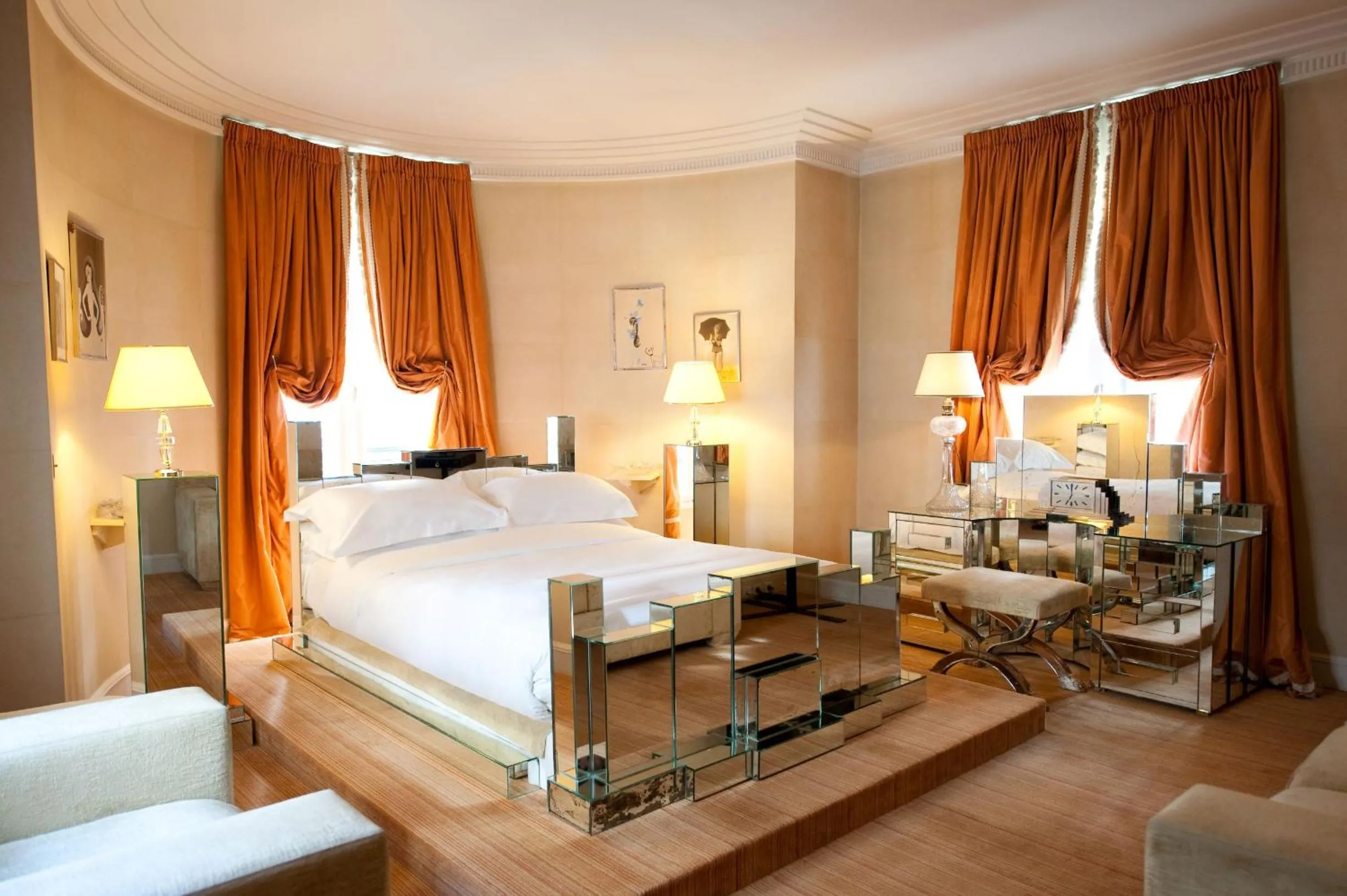 Photo of the whole room, Bed in L'Hôtel