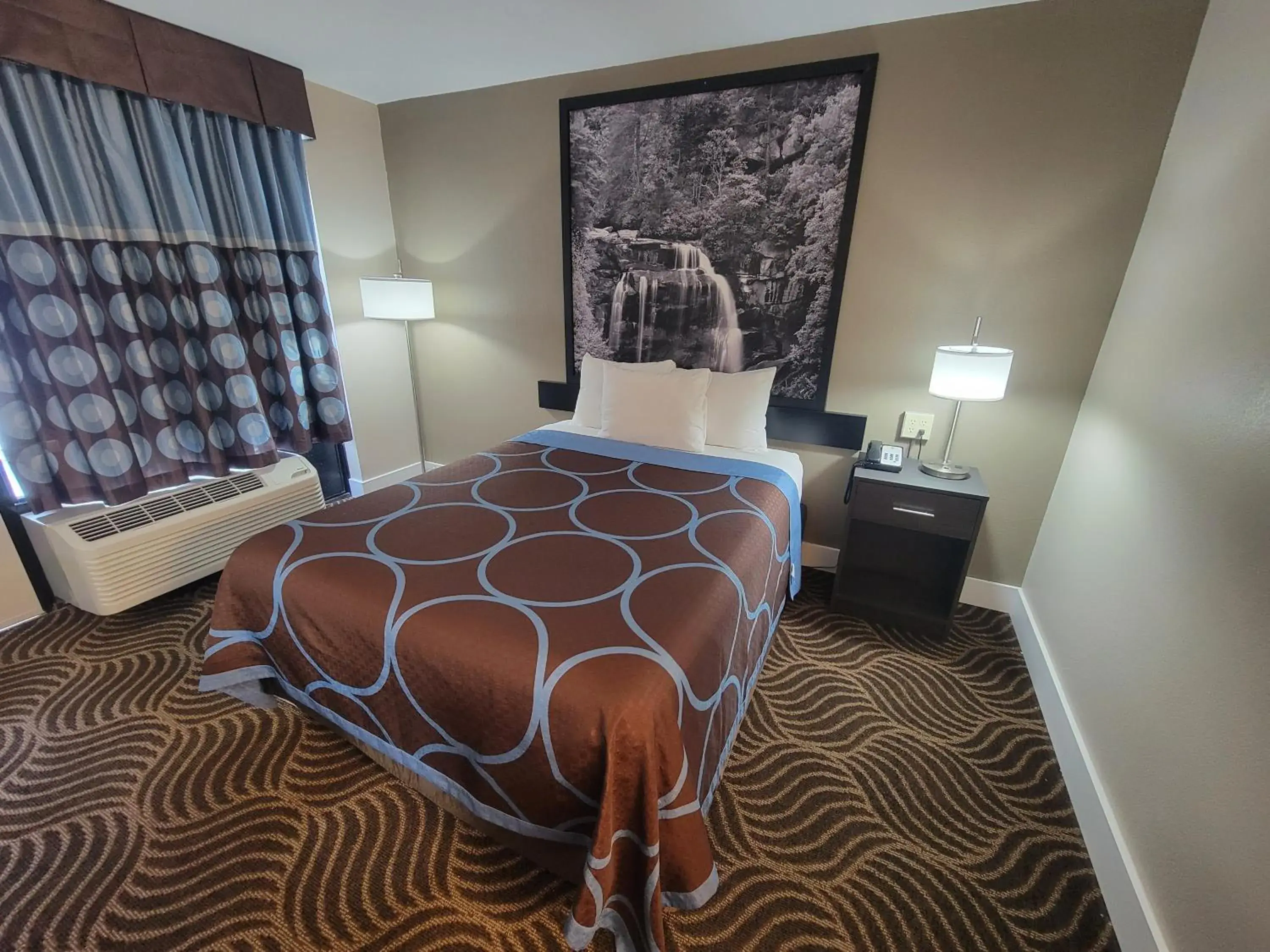 Queen Room - Smoking in Super 8 by Wyndham Marion NC Queen Room - Smoking in Super 8 by Wyndham Marion NC