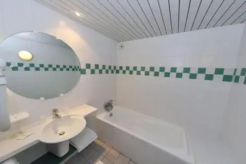 Triple Room - No Balcony in Le Robinson Triple Room - No Balcony in Le Robinson