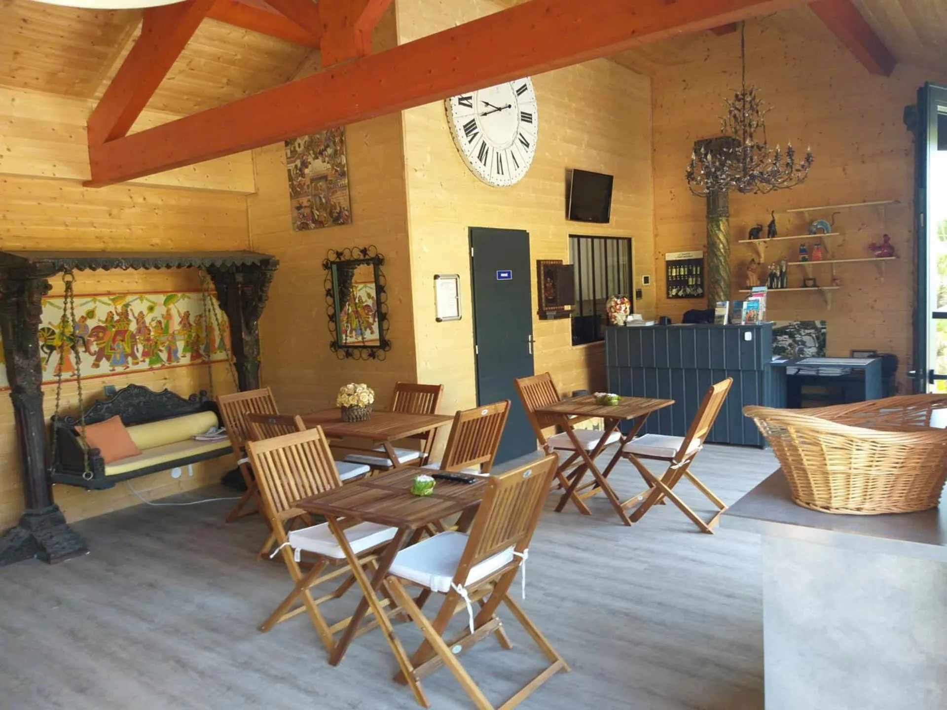 Lounge or bar in Les Chalets de Saint Maurice (Dieulefit)