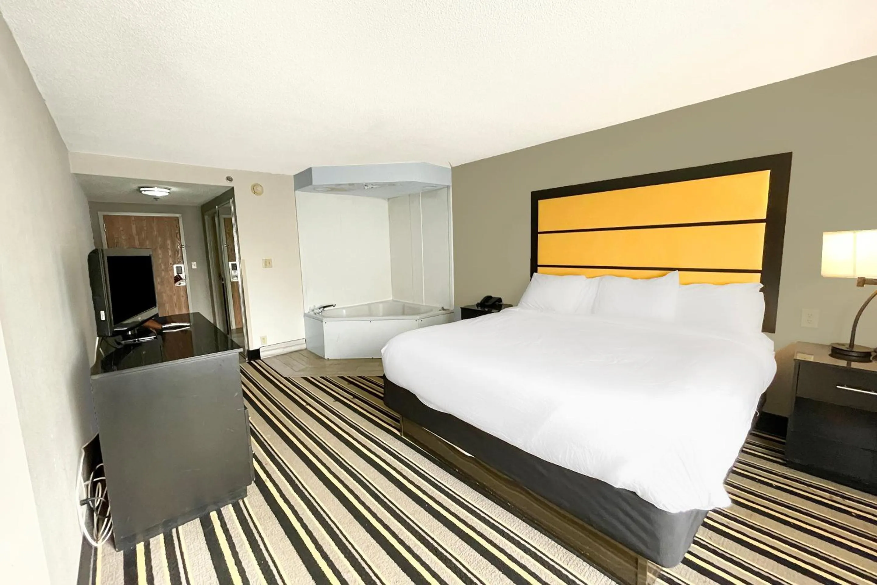 Bedroom, Bed in OYO Townhouse Jackson - Ridgeland