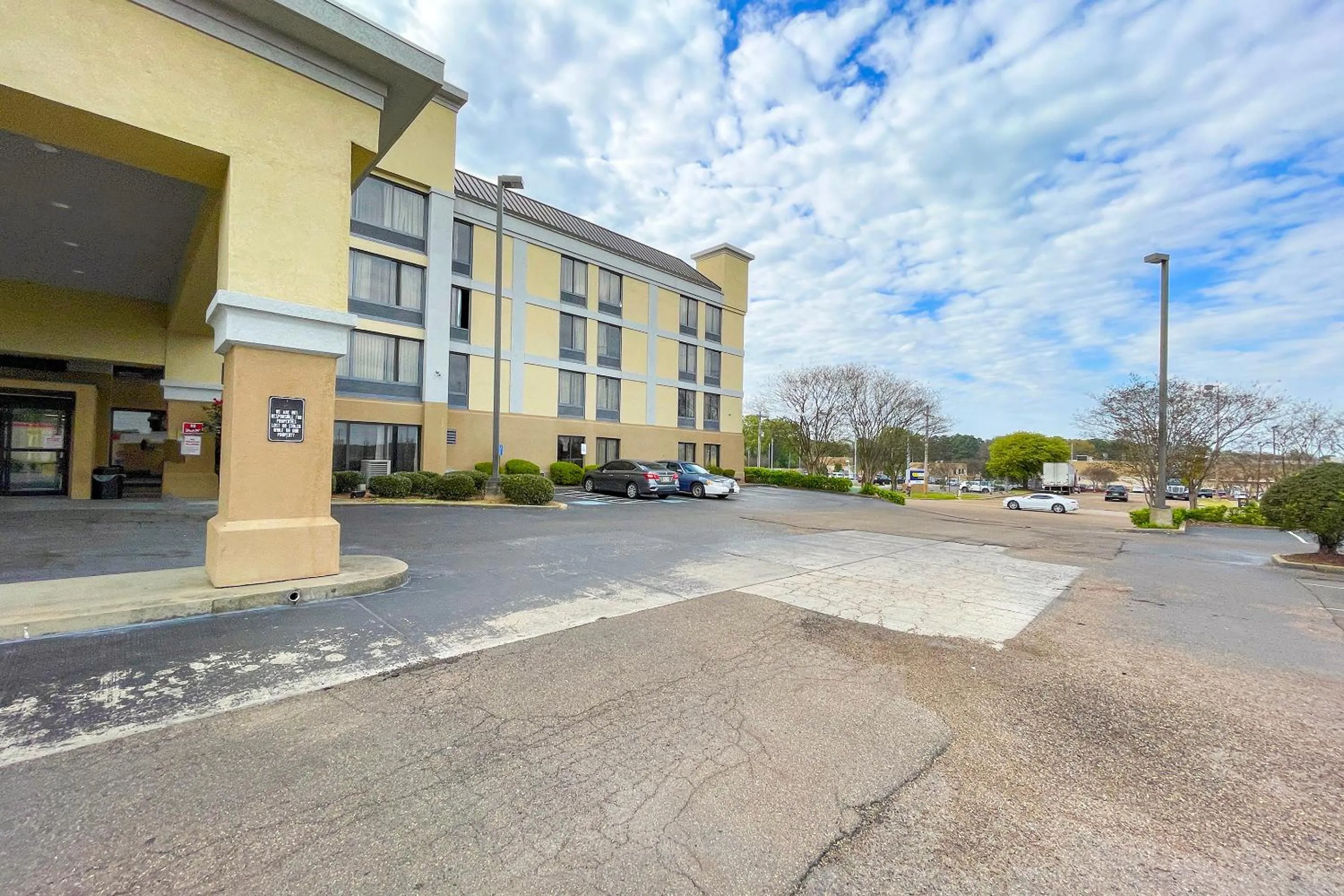 Parking in OYO Townhouse Jackson - Ridgeland