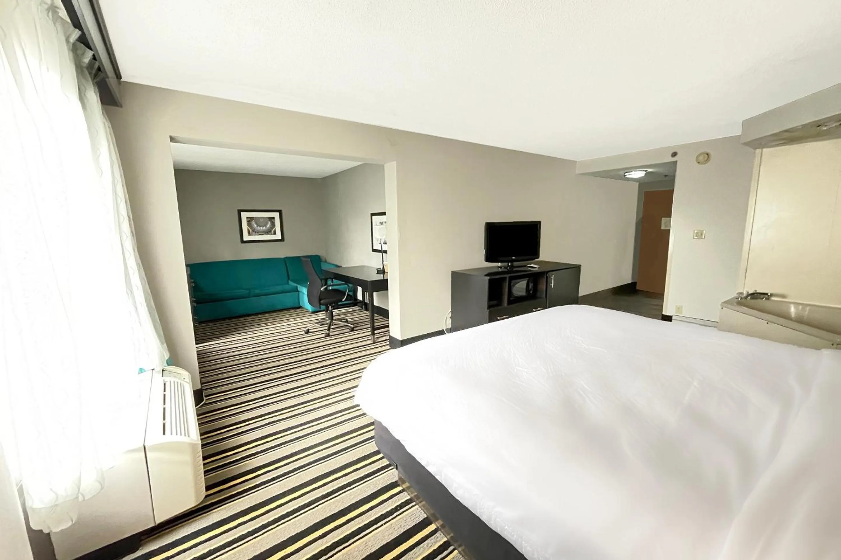 Bedroom, Bed in OYO Townhouse Jackson - Ridgeland