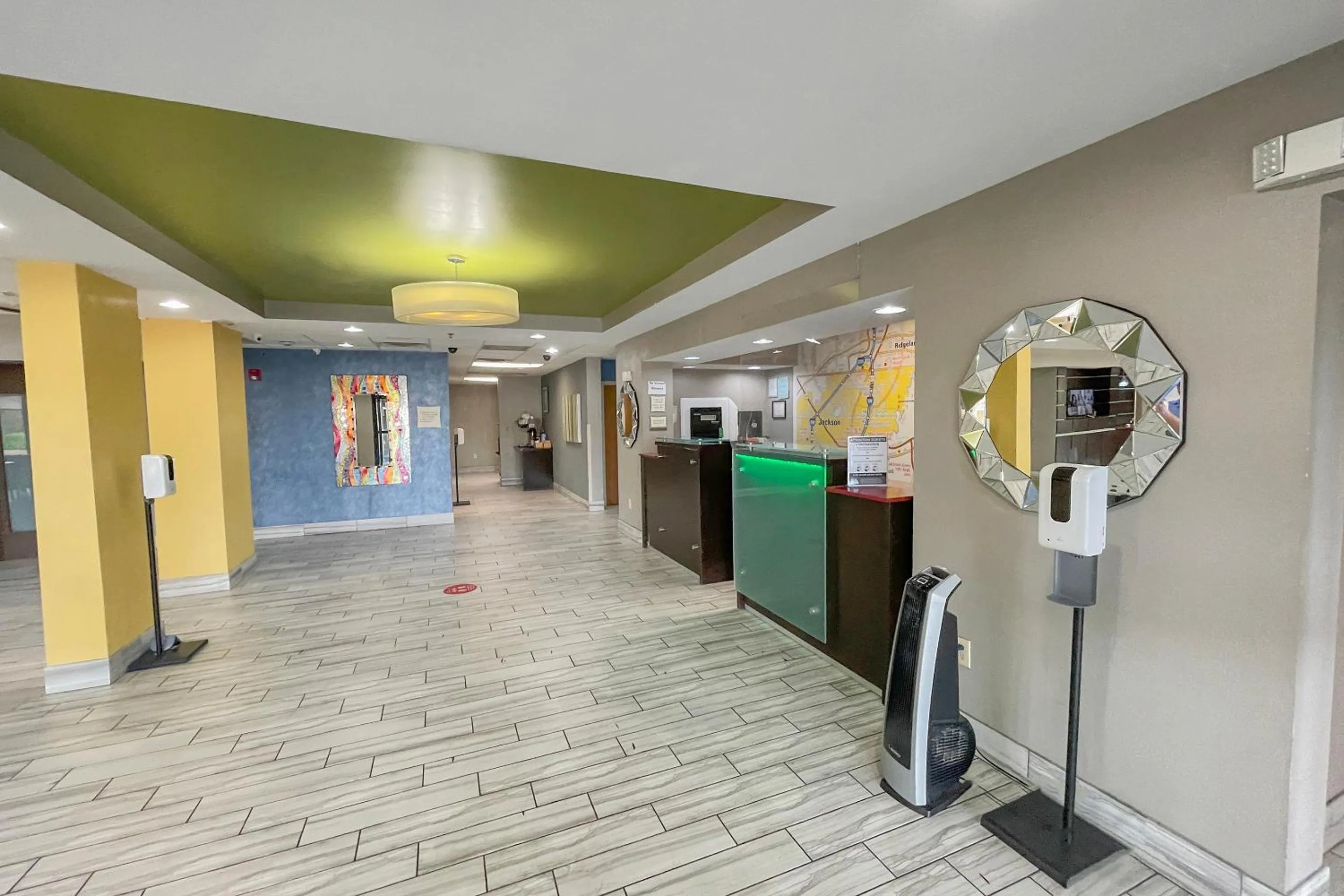 Lobby or reception in OYO Townhouse Jackson - Ridgeland